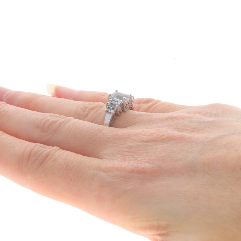 Bague à trois pierres aigue-marine diamantée en or blanc 14 carats taille émeraude 1,36 carat Pour femmes en vente