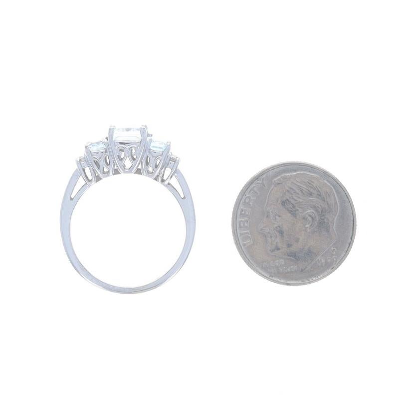 Bague à trois pierres aigue-marine diamantée en or blanc 14 carats taille émeraude 1,36 carat en vente 1