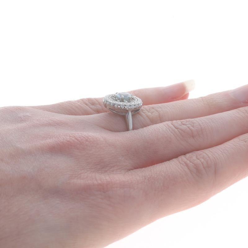 Anillo Halo Vintage de Aguamarina y Diamante en Oro Blanco - 18k Redondo .83ctw en Excelente estado para la venta en Greensboro, NC