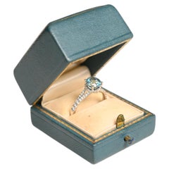 Verlobungsring mit einem Aquamarin von 1.30 Karat. Runder Brilliante-Diamant, 18 Karat Weißgold