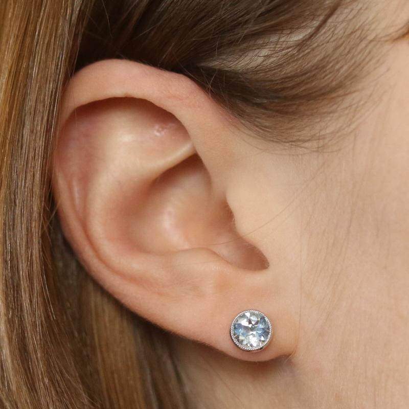 Boucles d'oreilles aigue-marine en or blanc - 14k Taille ronde 1.54ctw Milgrain Pierced Neuf - En vente à Greensboro, NC