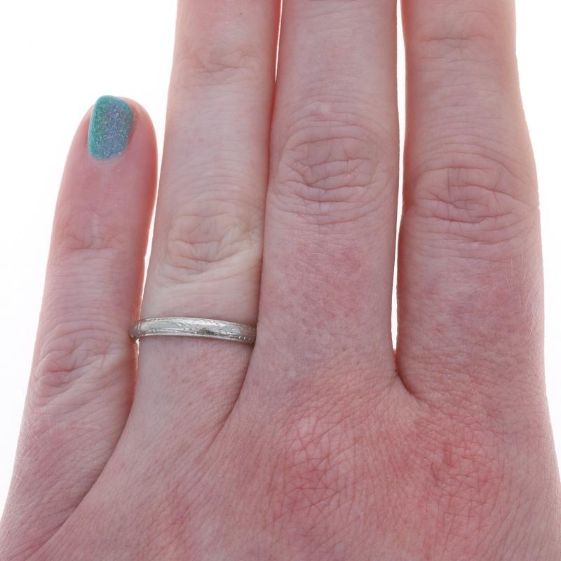 White Gold Art Deco Etched Floral Wedding Band - 18k Ring SZ 7 1/2 In Excellent Condition For Sale In Greensboro, NC