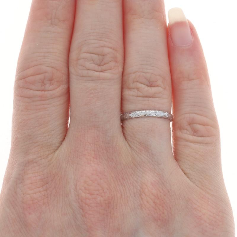 White Gold Art Deco Floral Bow Wedding Band - 18k Etched Vintage Ring Sz 6 In Excellent Condition For Sale In Greensboro, NC