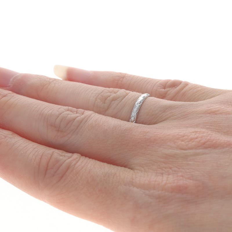 White Gold Art Deco Floral Bow Wedding Band - 18k Etched Vintage Ring Sz 6 For Sale 1