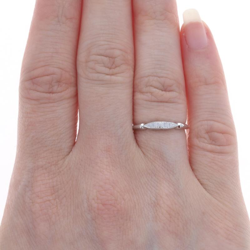 White Gold Art Deco Floral Wedding Band - 14k Ring In Excellent Condition For Sale In Greensboro, NC