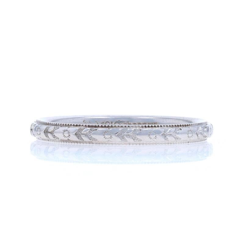 Talla: 6

Marca: Lohengrin
Época: Art Déco

Contenido de metal: Oro blanco de 18 quilates

Características: Detalles grabados, Milgrain

Medidas

Altura de la cara (de norte a sur) 3/32