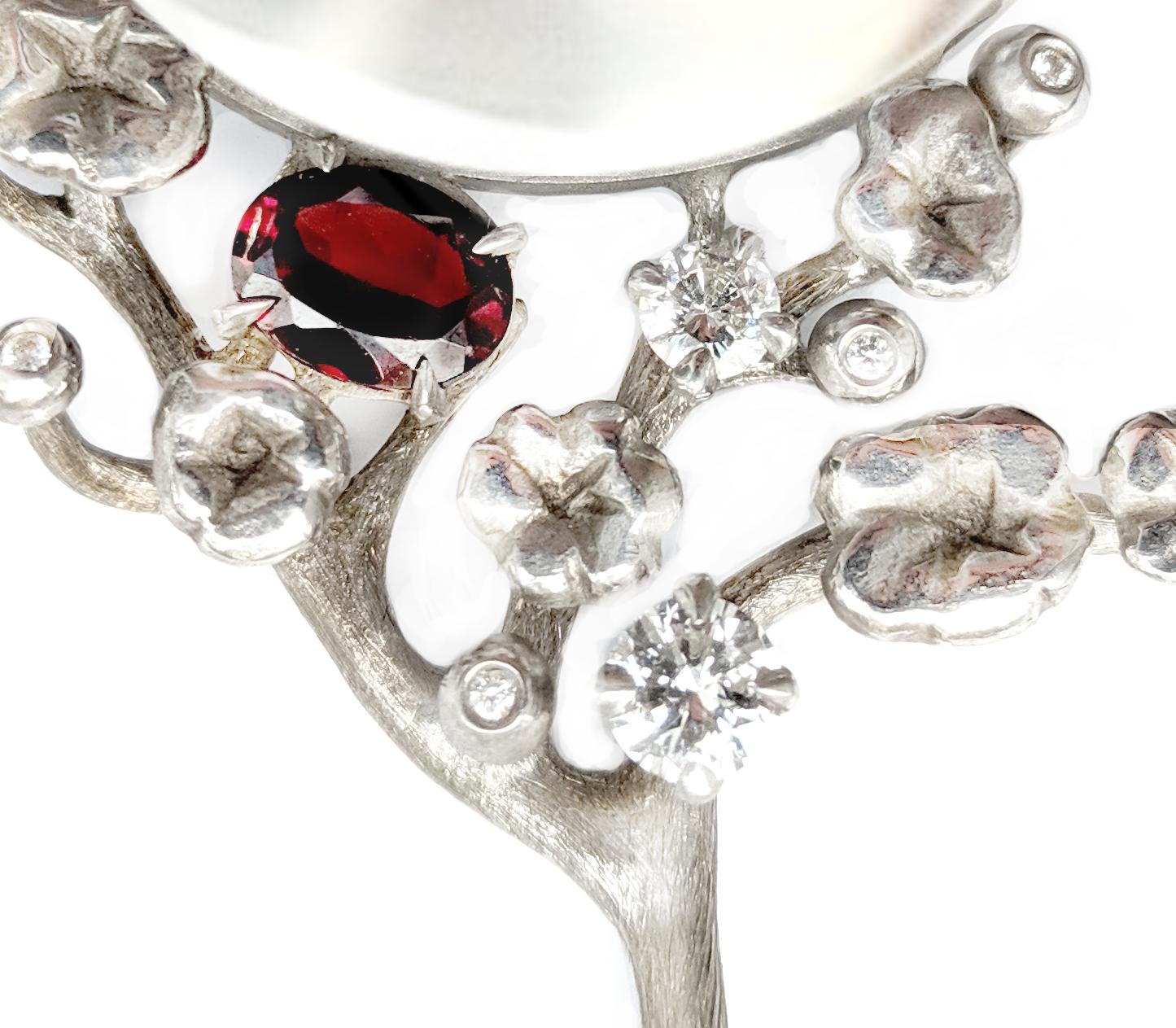 Taille ronde Collier à pendentif botanique contemporain avec diamants en vente