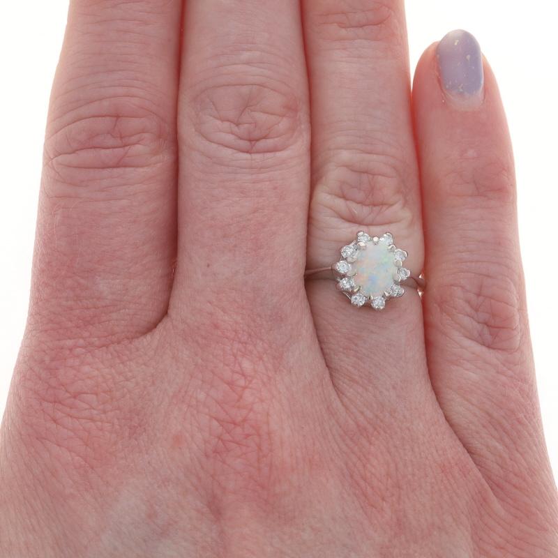 Weißgold Australischer Opal Diamant Halo Ring - 14k Oval Cabochon .95ctw Floral (Ovalschliff) im Angebot