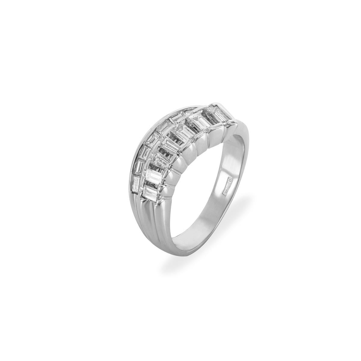 Ein wunderschöner Kleiderring aus 18 Karat Weißgold mit Diamanten. Der zweireihige Ring ist mit 20 Diamanten im Baguetteschliff von insgesamt 1,57 ct, Farbe G-H und Reinheit VS besetzt. Die größte Reihe besteht aus fächerförmig angeordneten