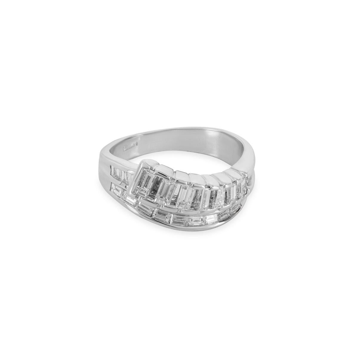 Weißgold Baguetteschliff Diamant-Kleidring 1,57 Karat im Zustand „Hervorragend“ im Angebot in London, GB