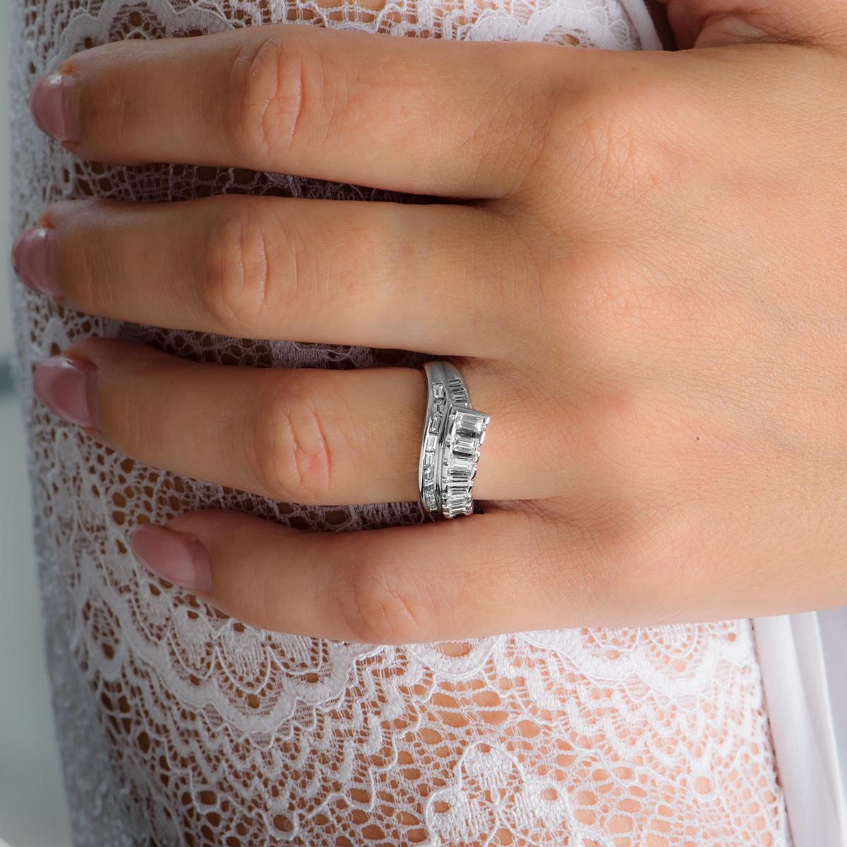 Weißgold Baguetteschliff Diamant-Kleidring 1,57 Karat im Angebot 1