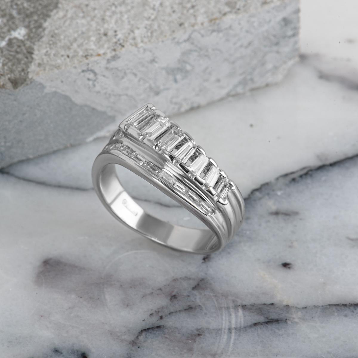 Weißgold Baguetteschliff Diamant-Kleidring 1,57 Karat im Angebot 2