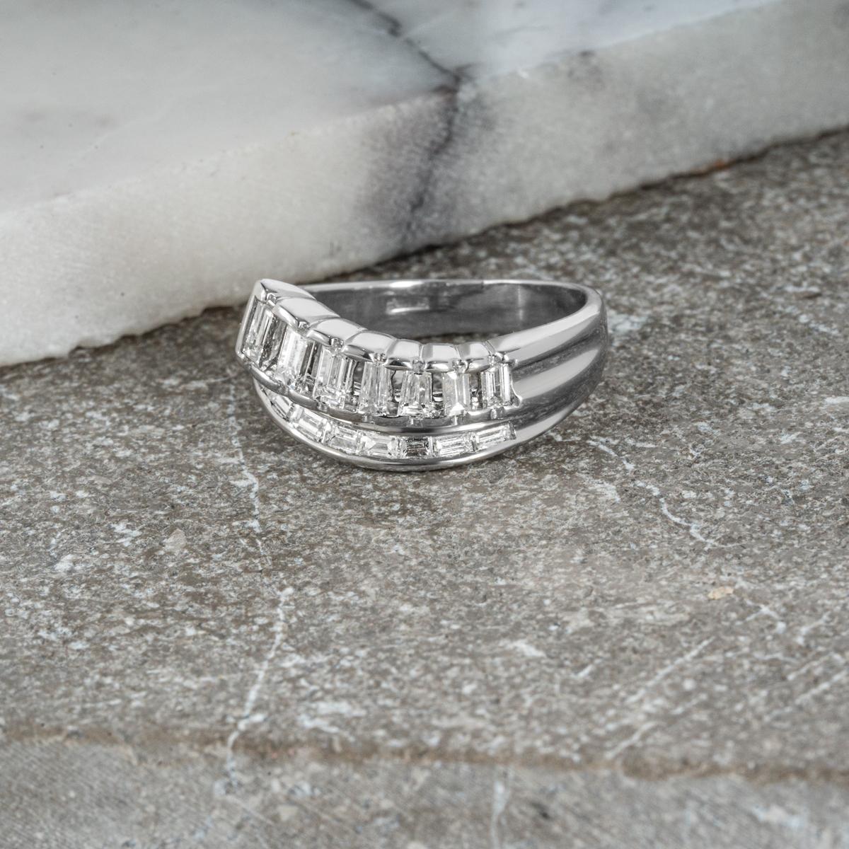 Weißgold Baguetteschliff Diamant-Kleidring 1,57 Karat im Angebot 3