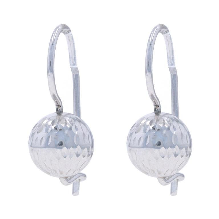 Contenuto del metallo: Oro bianco 14k

Stile: Goccia
Tipo di chiusura: Chiusure ad amo con ganci di sicurezza
Tema: Ball and Ball, Orb
Caratteristiche: Dettagli incisi

Misure

Altezza: 25/32
