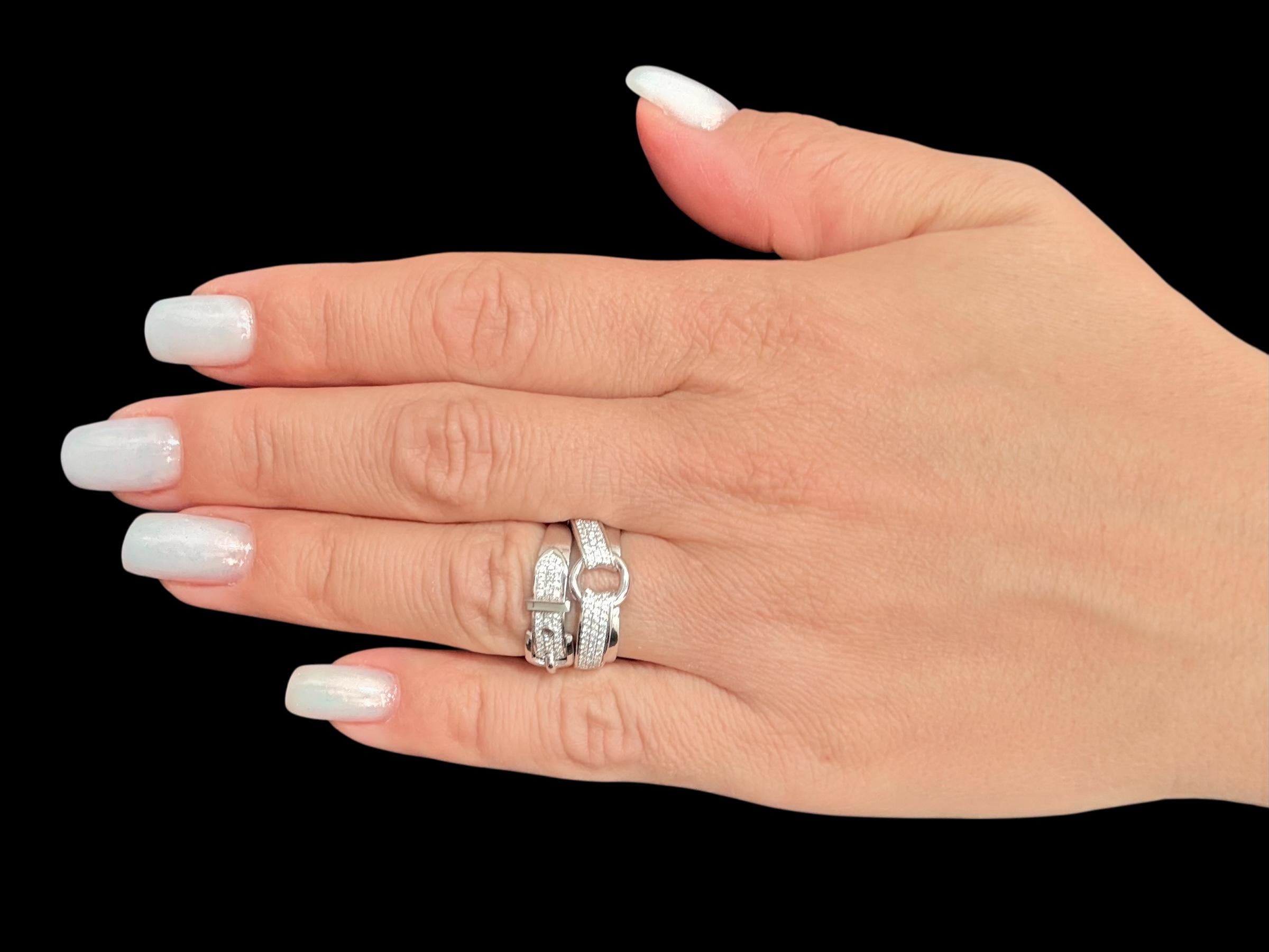 Breite des Bandes: 0,7 cm
Breite oben: 1,5 cm

Dieser exquisite Bandring aus Weißgold zeigt ein raffiniertes, von einem Gürtel inspiriertes Design, das aus luxuriösem 18-karätigem Weißgold gefertigt ist. Der Ring verkörpert sowohl moderne Raffinesse