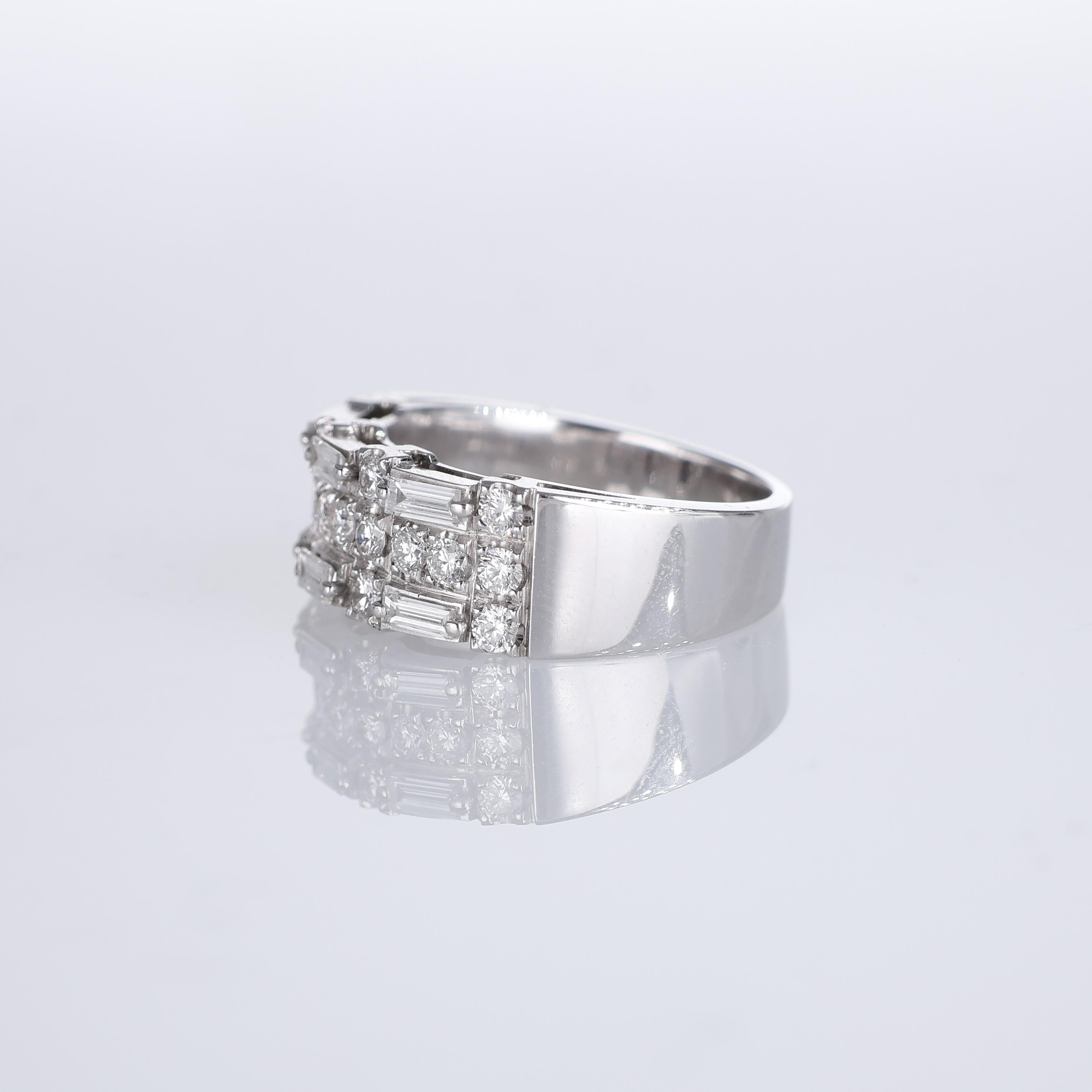 White Gold Band Ring with Baguette-Cut Diamonds In New Condition For Sale In Bergamo, BG