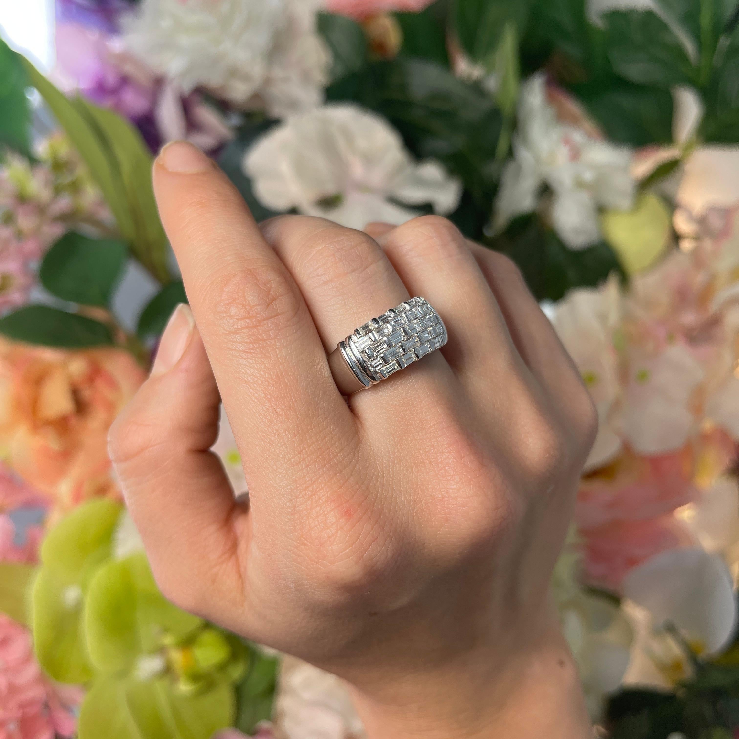 White Gold Band Ring with Baguette Diamonds, 1.40 Carats For Sale 2