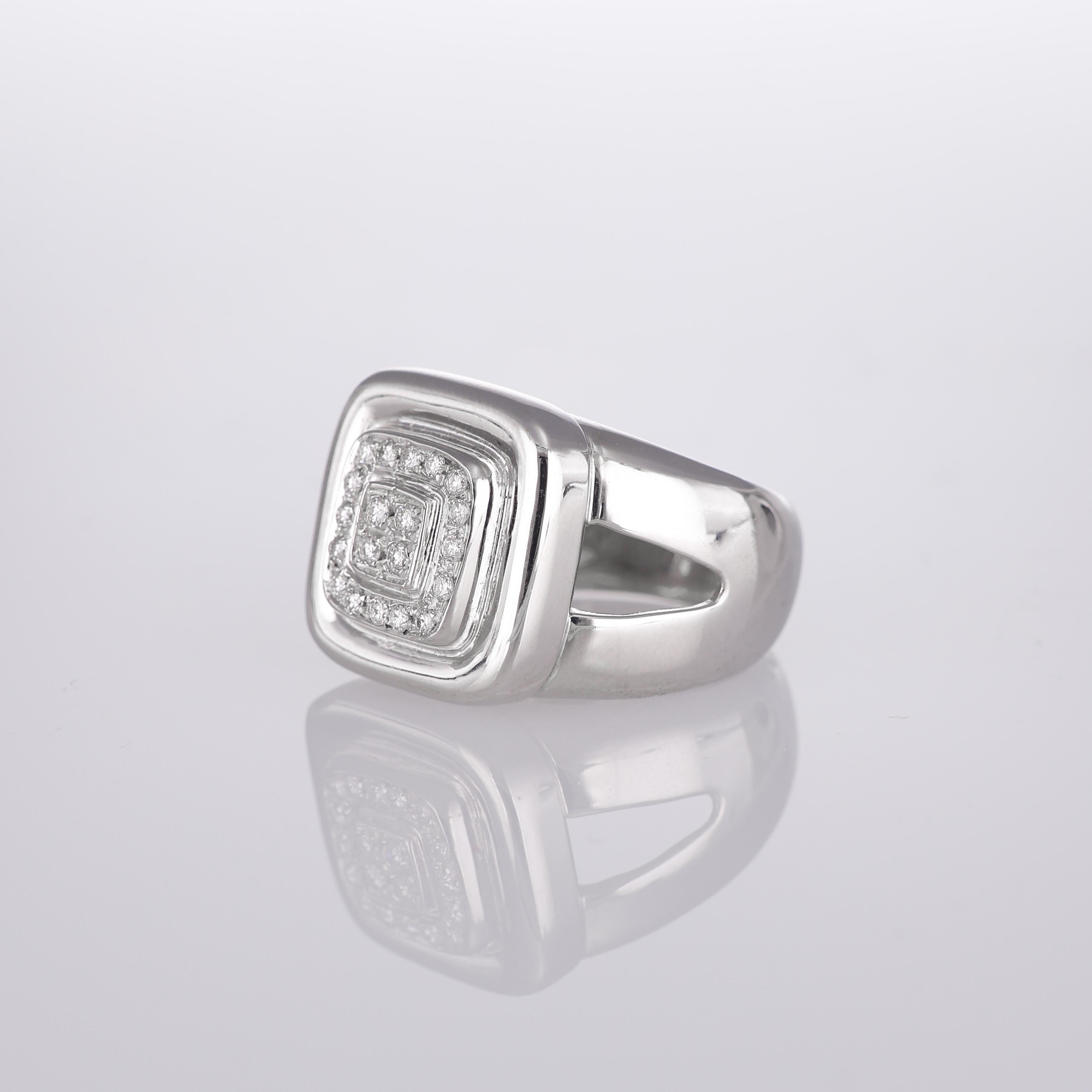 White Gold Band Ring with Central Square Pavé In New Condition For Sale In Bergamo, BG