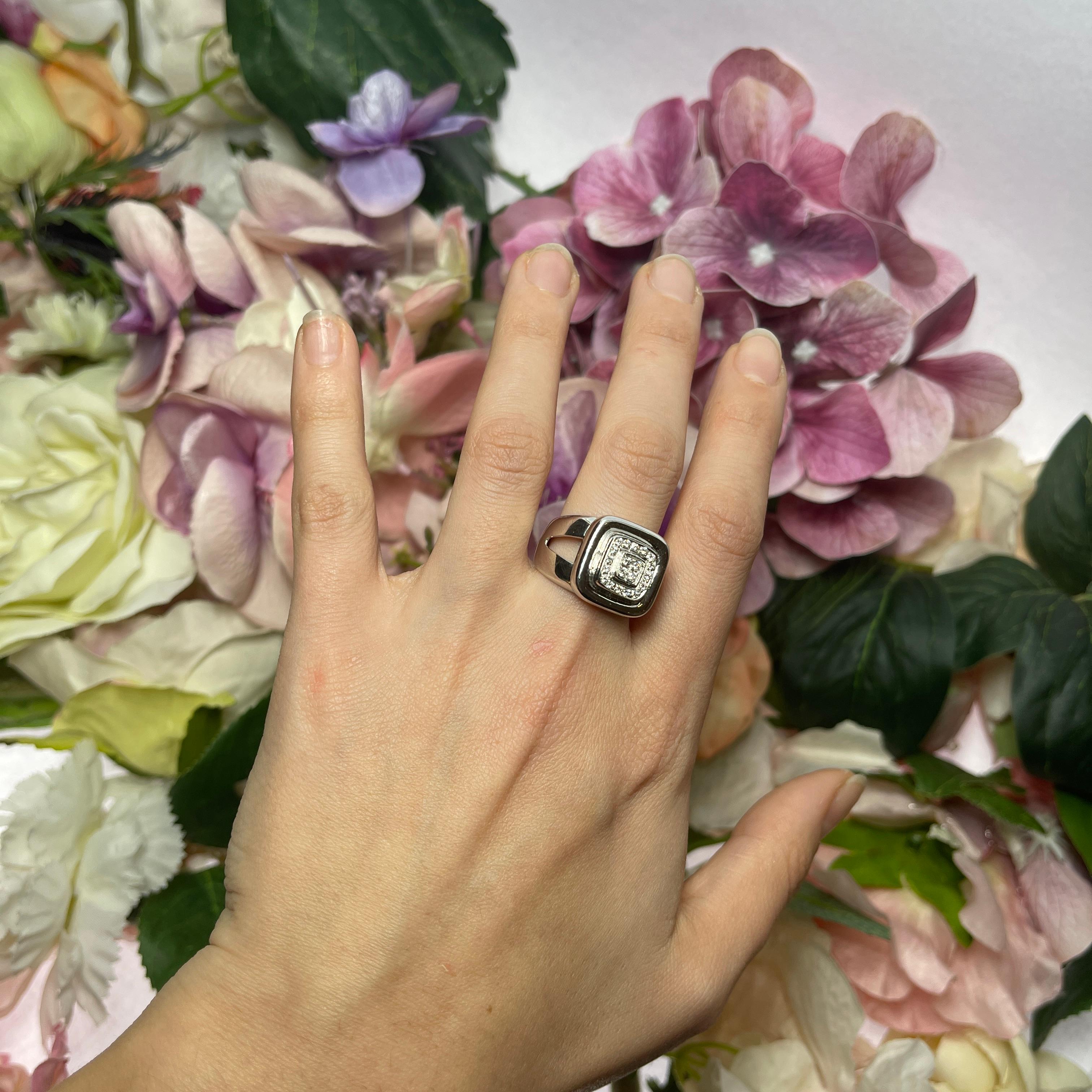 White Gold Band Ring with Central Square Pavé For Sale 2