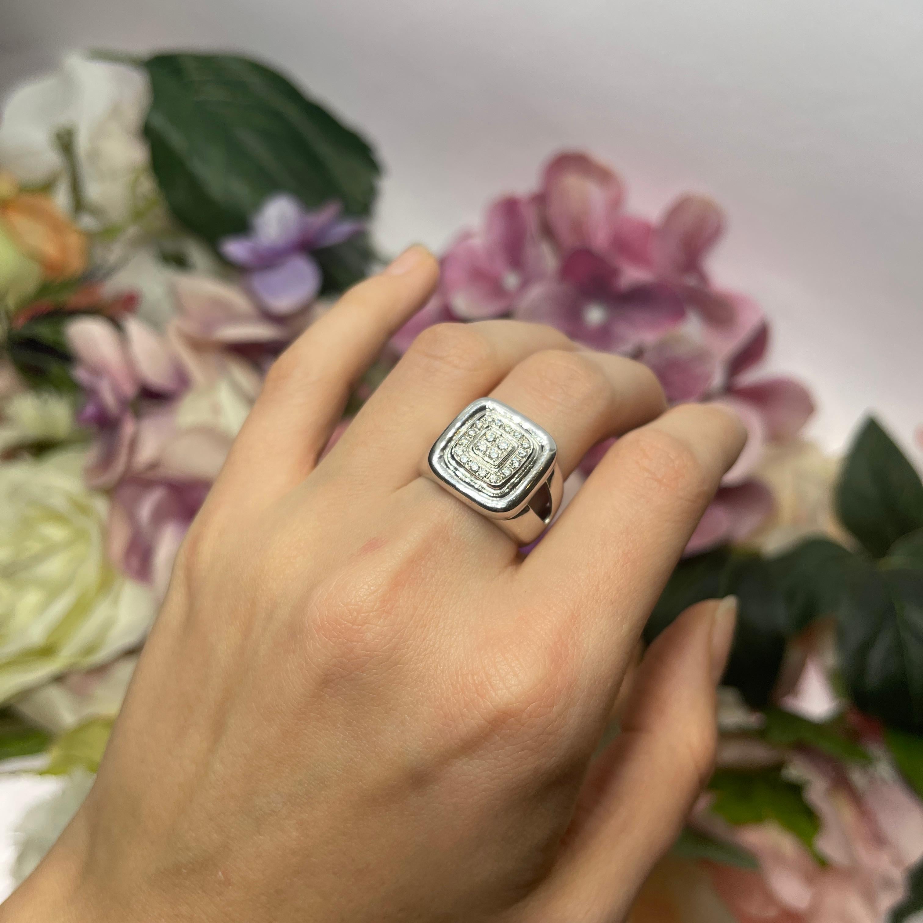 White Gold Band Ring with Central Square Pavé For Sale 4