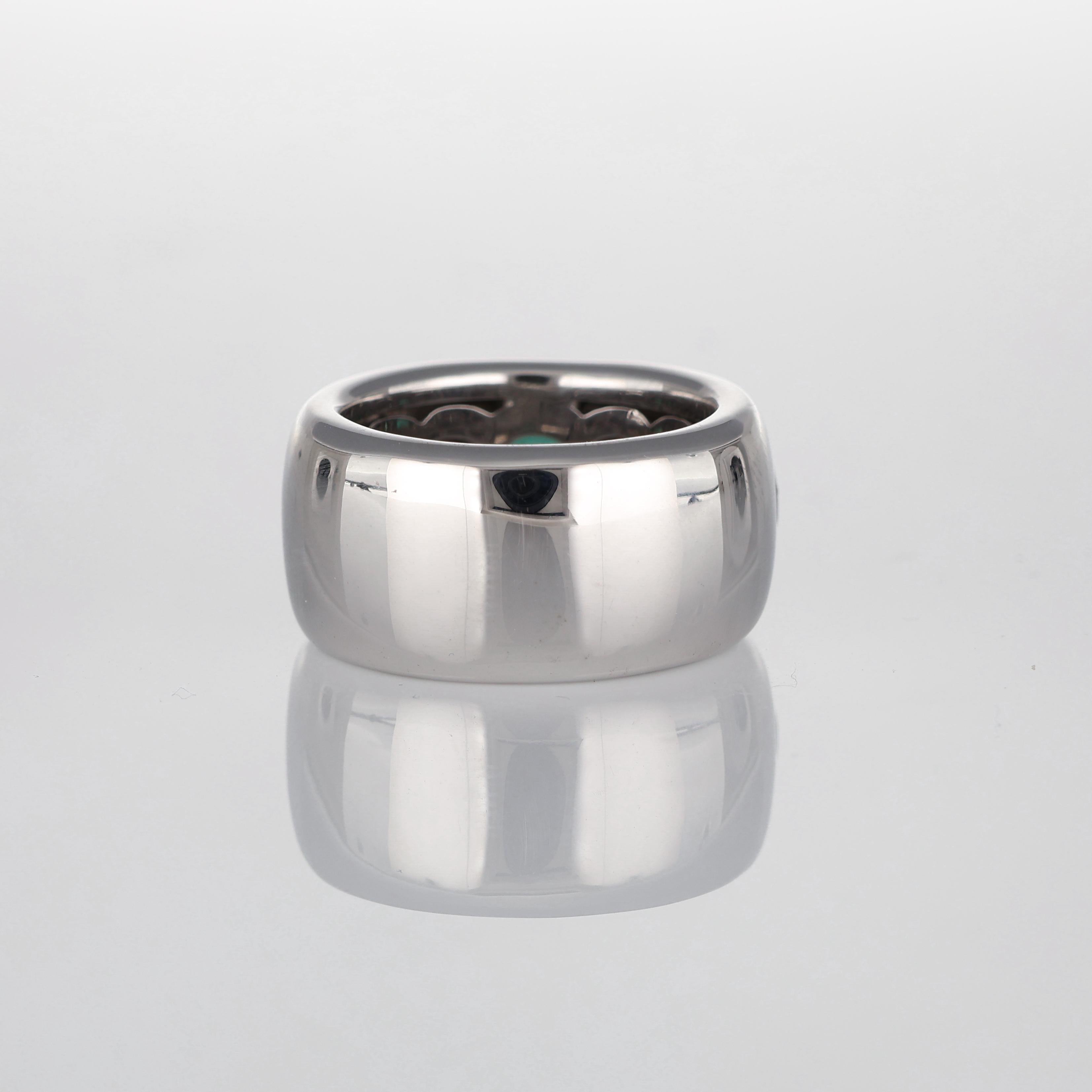 White Gold Band Ring with Emeralds 0.90 carats and Diamonds 0.25 carats In New Condition For Sale In Bergamo, BG