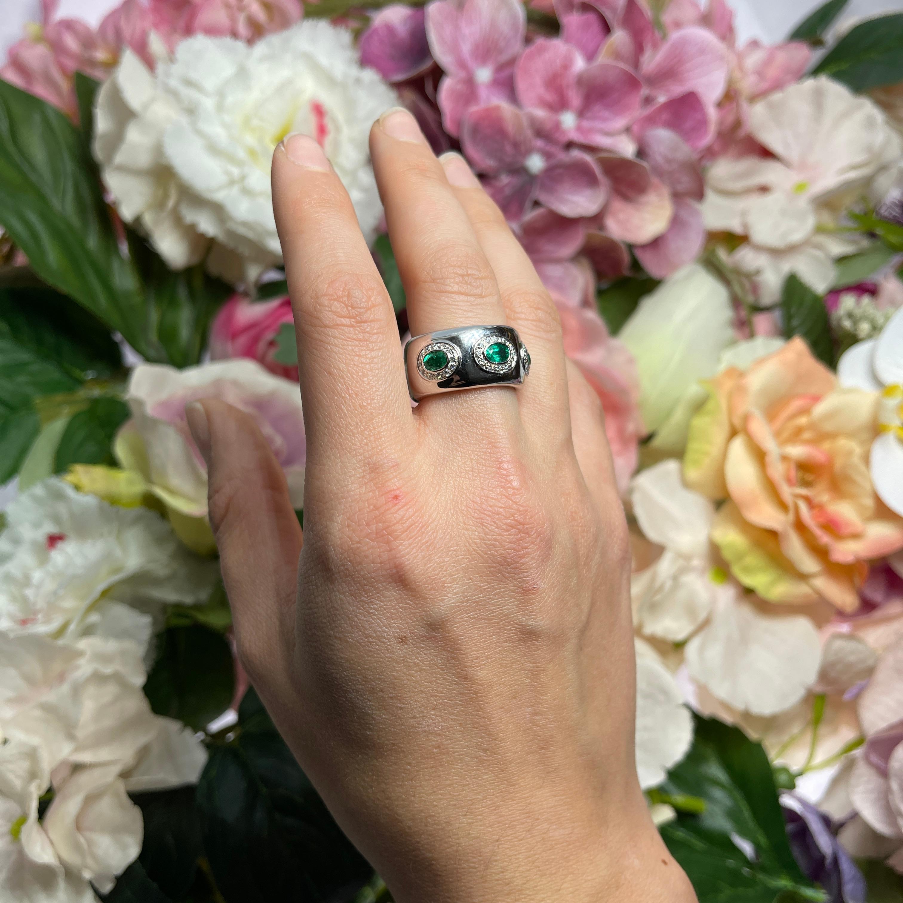 White Gold Band Ring with Emeralds 0.90 carats and Diamonds 0.25 carats For Sale 1