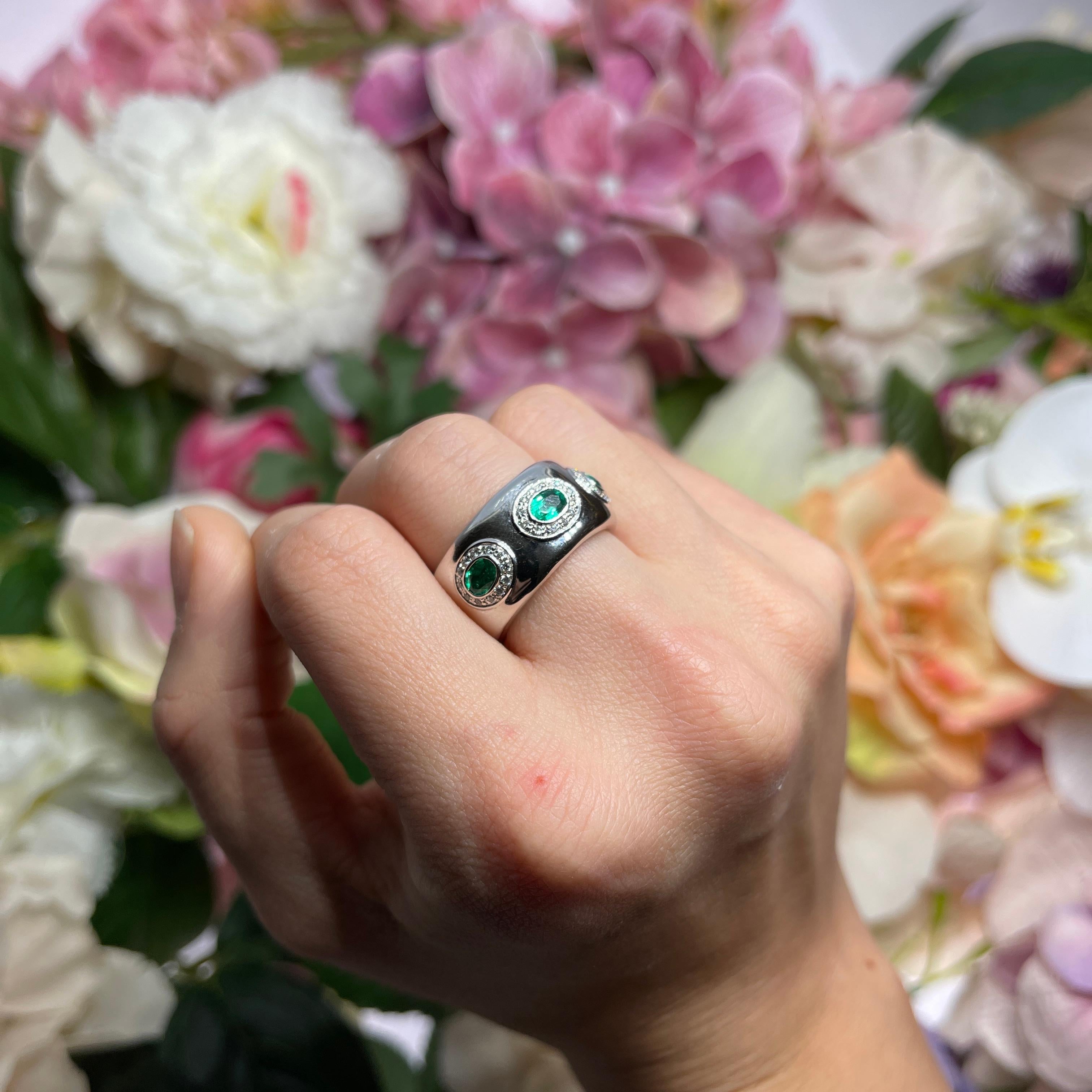 White Gold Band Ring with Emeralds 0.90 carats and Diamonds 0.25 carats For Sale 2
