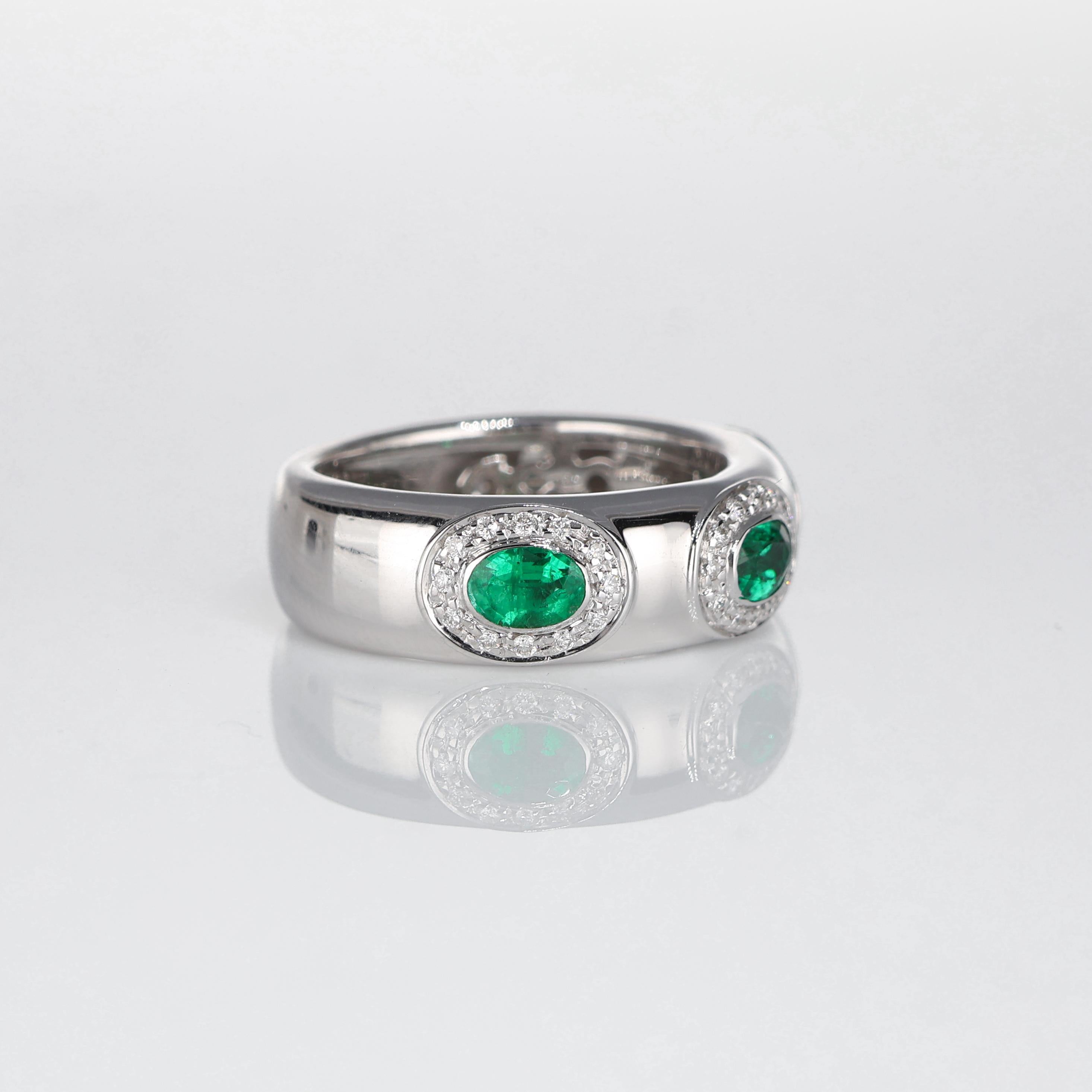 White Gold Band Ring with Emeralds 0.90 carats and White Diamonds In New Condition For Sale In Bergamo, BG
