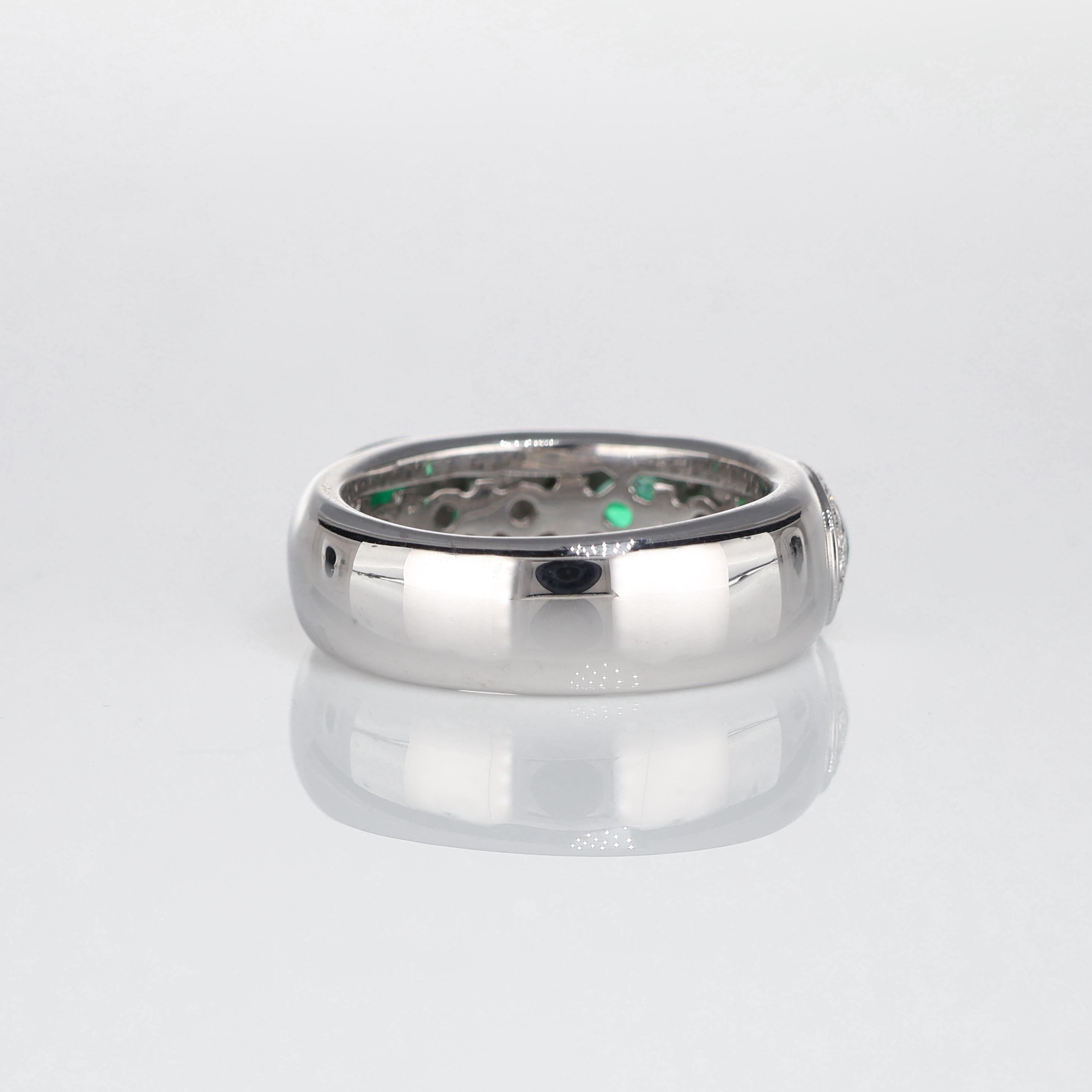 Women's or Men's White Gold Band Ring with Emeralds 0.90 carats and White Diamonds For Sale