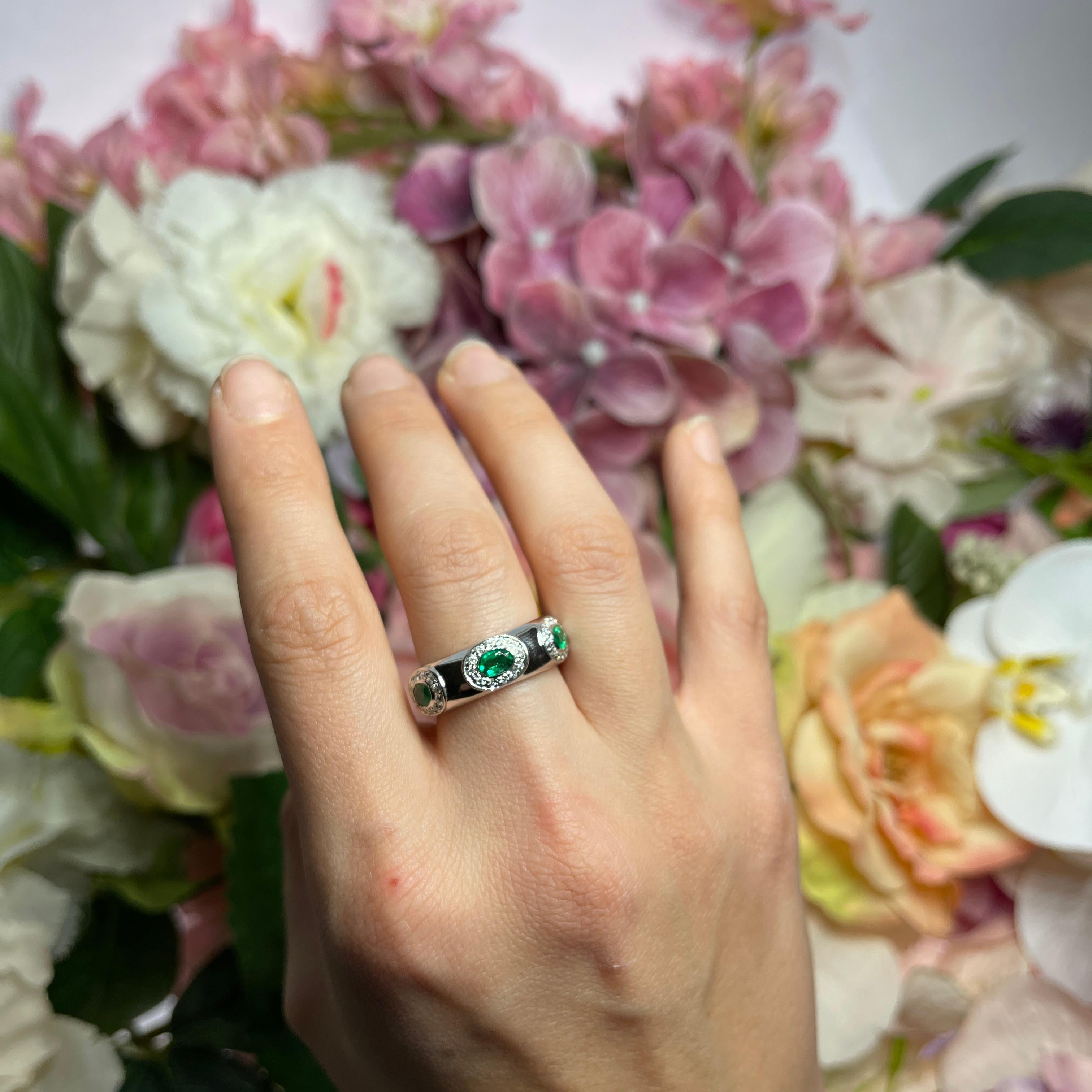 White Gold Band Ring with Emeralds 0.90 carats and White Diamonds For Sale 2