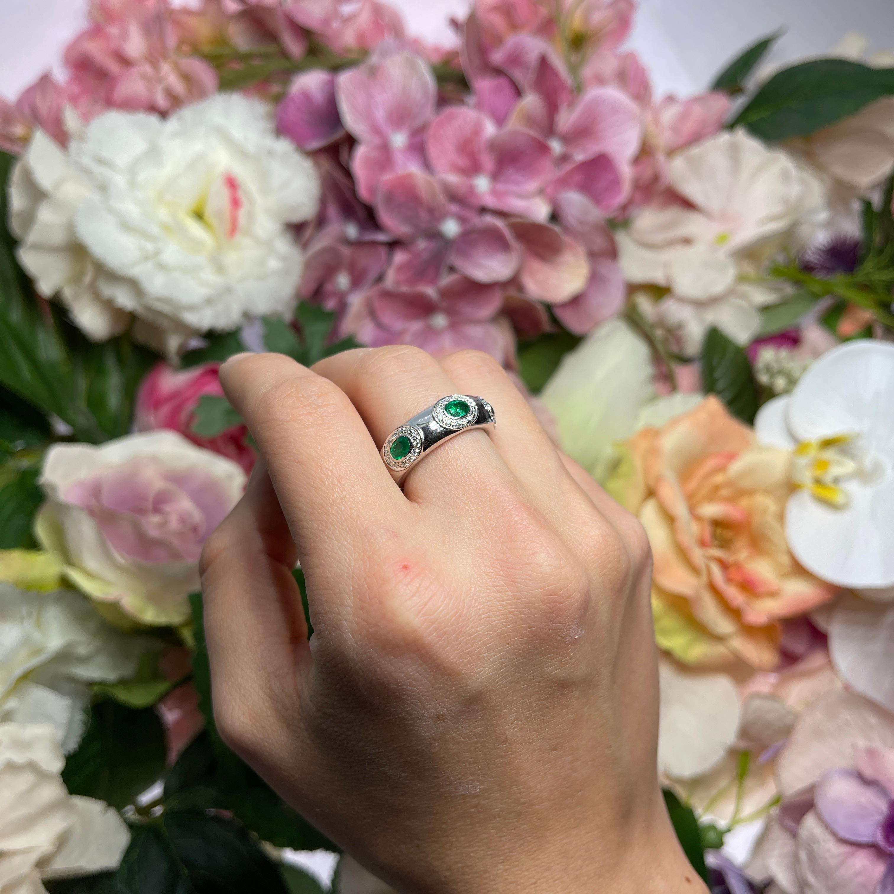 White Gold Band Ring with Emeralds 0.90 carats and White Diamonds For Sale 3