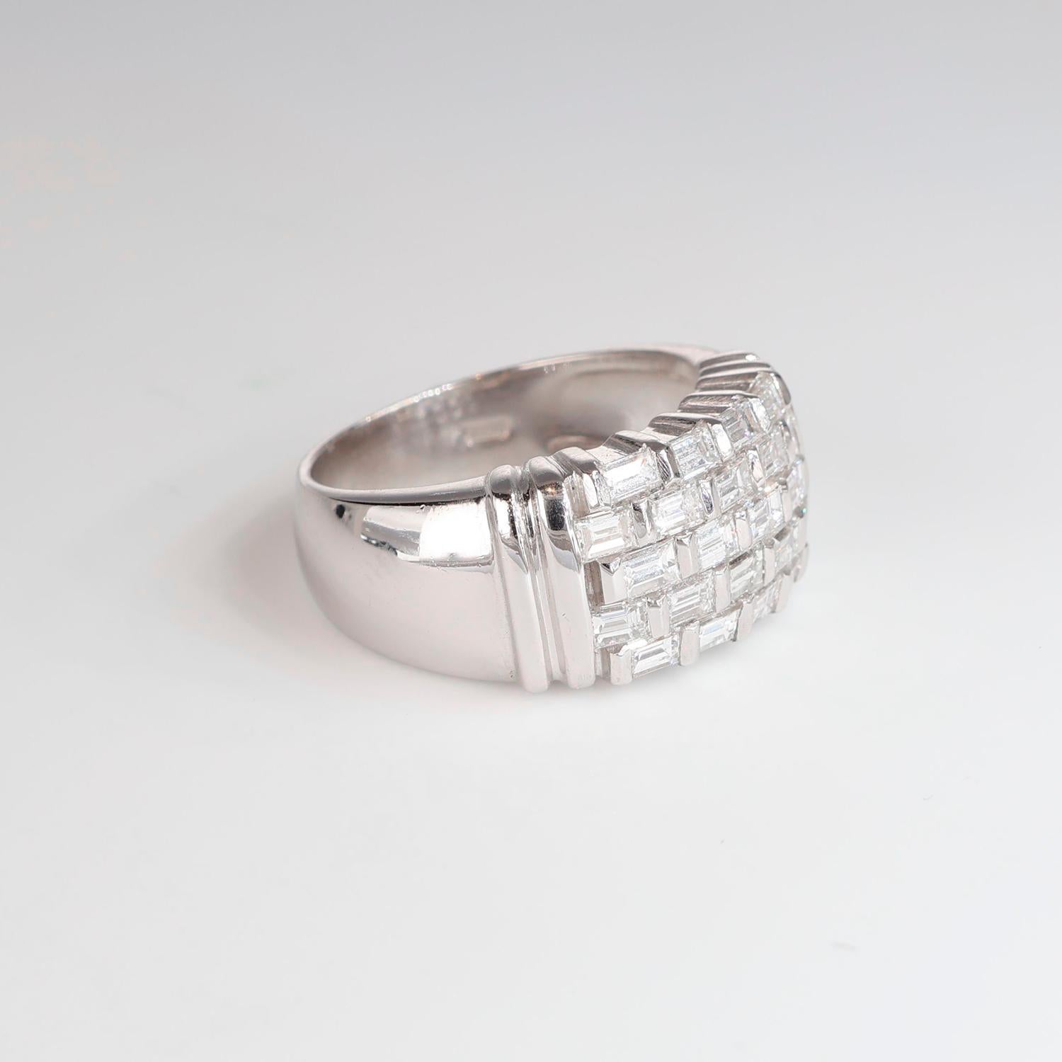 White Gold Band Vintage Ring with Baguette Cut Diamonds 1.40 Carats In New Condition For Sale In Bergamo, BG