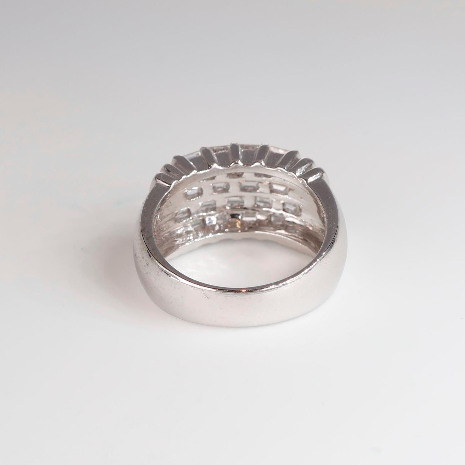 White Gold Band Vintage Ring with Baguette Cut Diamonds 1.40 Carats For Sale 1