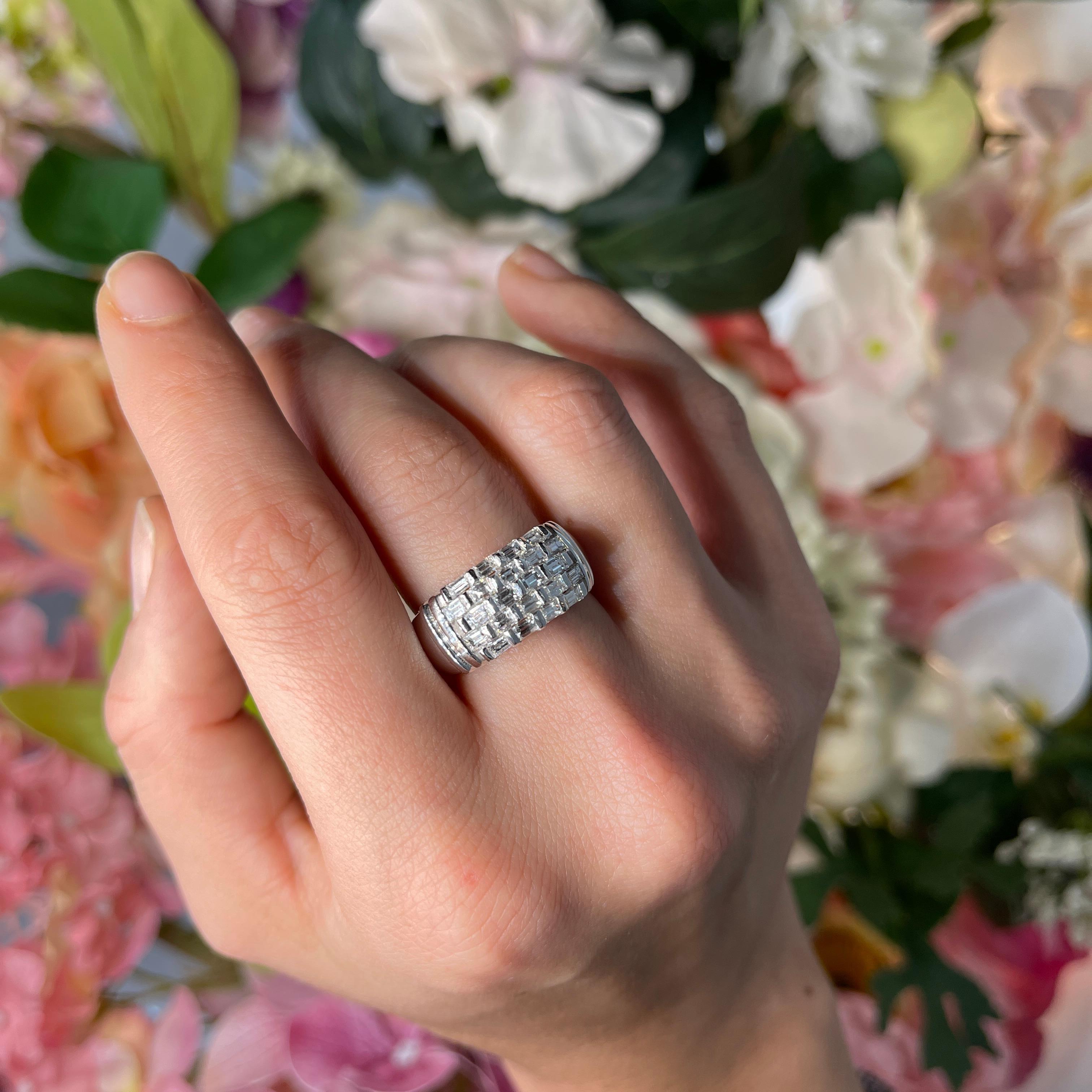 White Gold Band Vintage Ring with Baguette Cut Diamonds 1.40 Carats For Sale 2