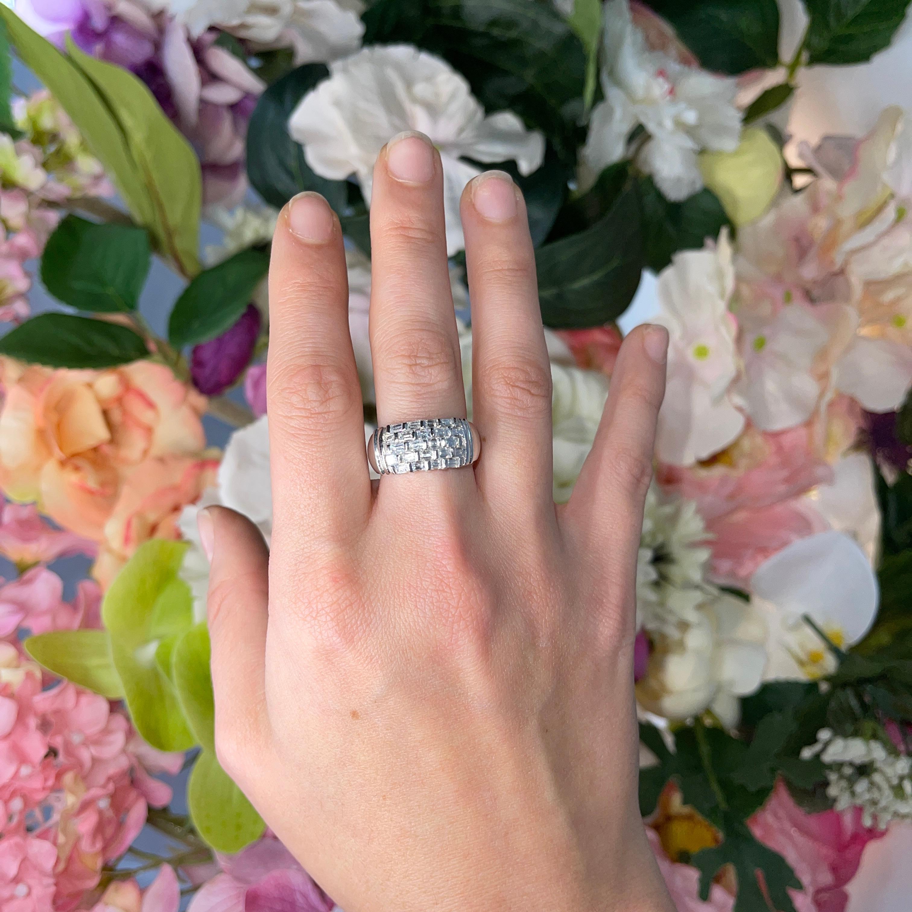 White Gold Band Vintage Ring with Baguette Cut Diamonds 1.40 Carats For Sale 3