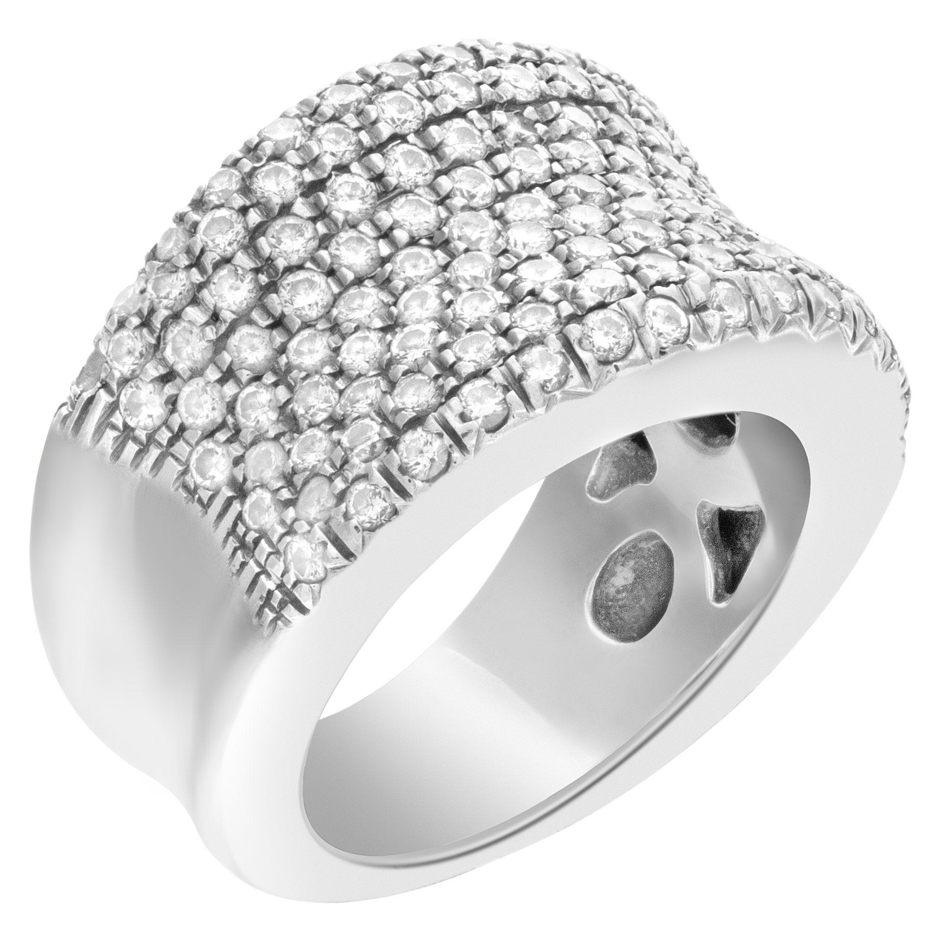 Audace fede nuziale/anniversario con otto file di diamanti incastonati in oro bianco 18 carati. Oltre 2 carati di diamanti rotondi taglio brillante sono tutti bianchi e puliti. Larghezza 12 mm. Taglia 6. Questo anello con diamante è attualmente una