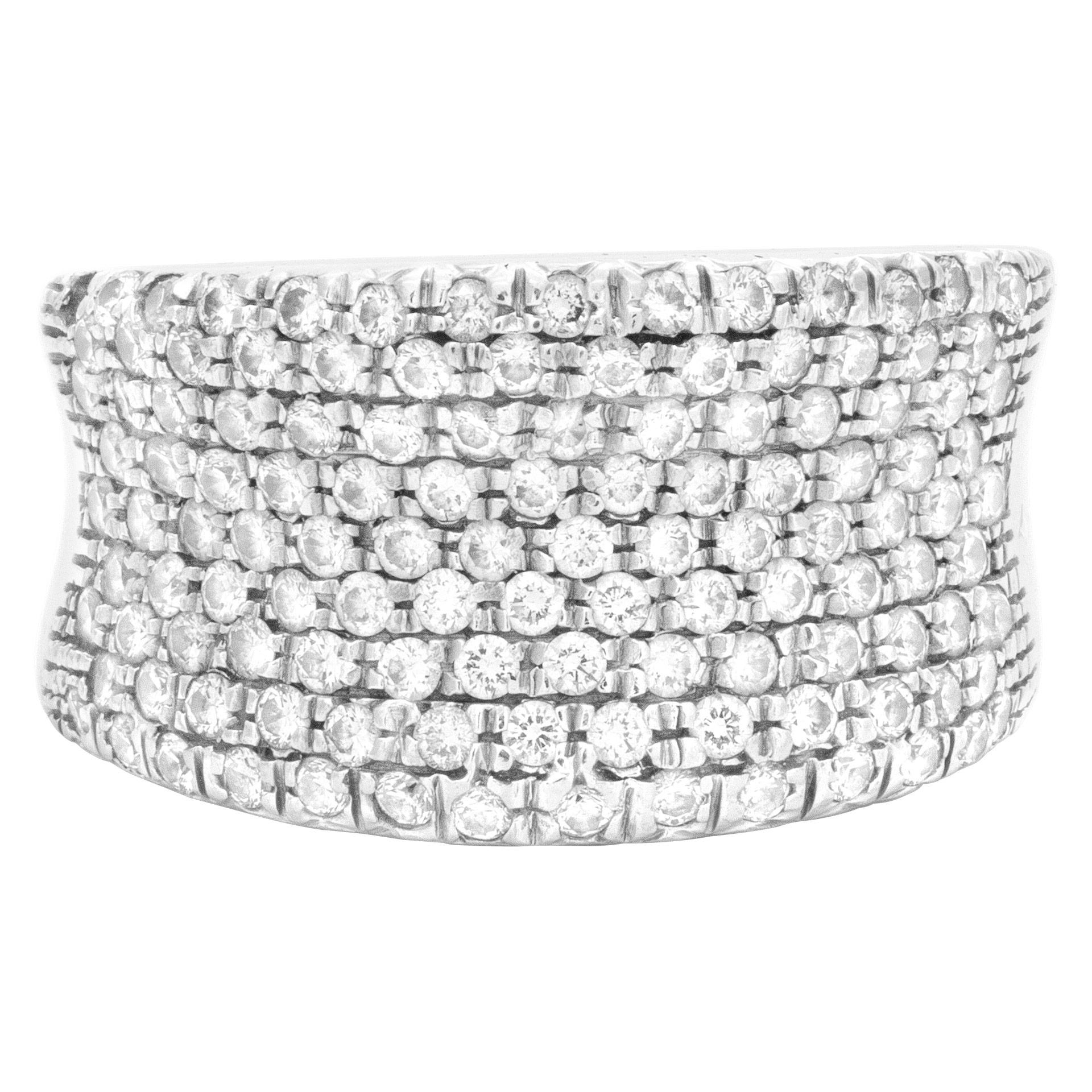 Taglio rotondo Fascia in oro bianco con otto file di diamanti in pavé Stile matrimonio/anniversario in vendita