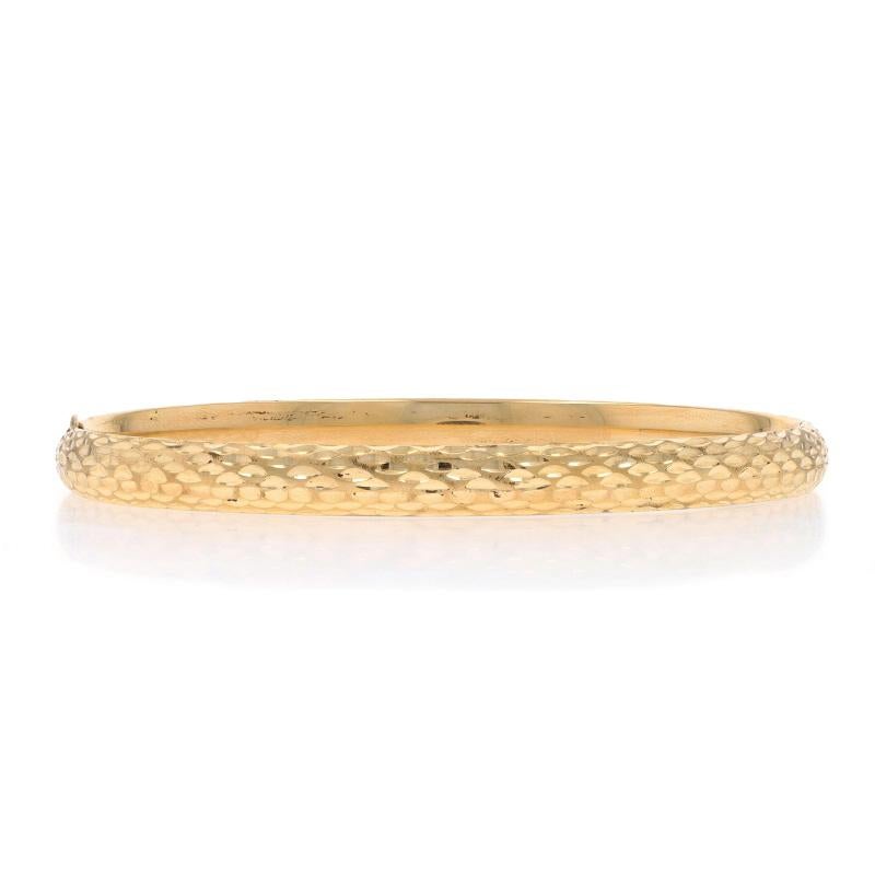 Contenuto del metallo: Oro bianco 14k

Stile: Bracciale
Tipo di chiusura: Chiusura a scorrimento
Caratteristiche: Esterno inciso con interno liscio e lucido

Misure

Circonferenza interna: 7 1/2
