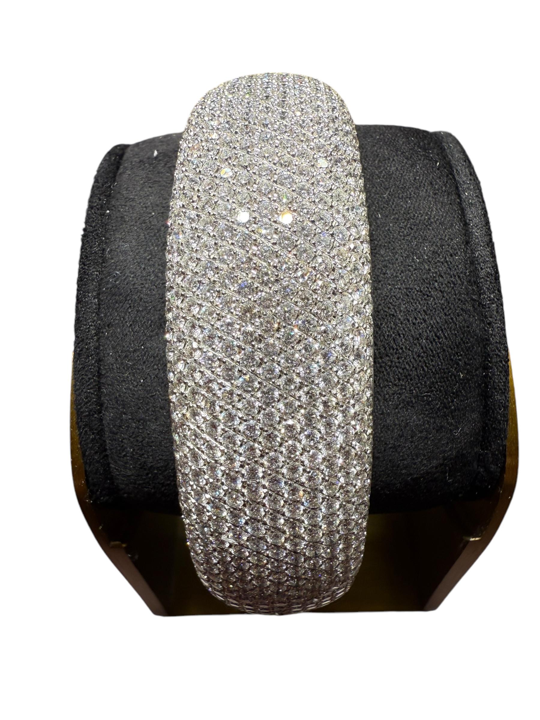 White Gold Bangle Bracelet with 16.18ct Natural Diamonds For Sale 4