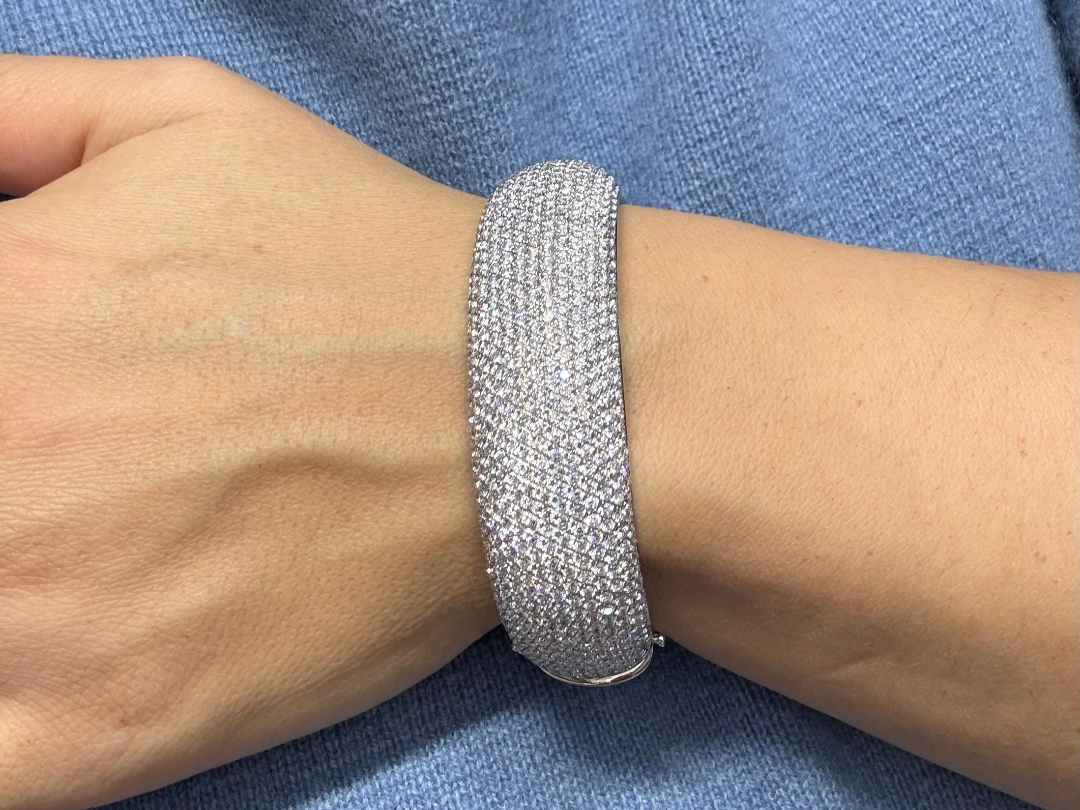 Contemporary White Gold Bangle Bracelet with 16.18ct Natural Diamonds For Sale
