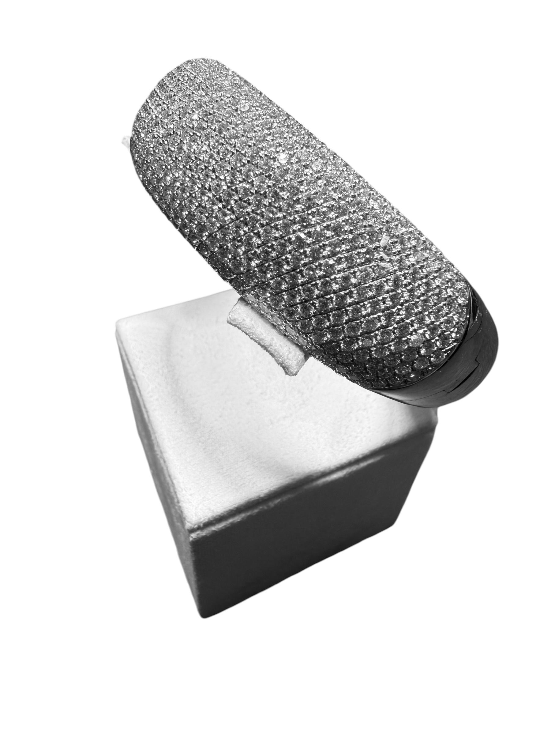Brilliant Cut White Gold Bangle Bracelet with 16.18ct Natural Diamonds For Sale