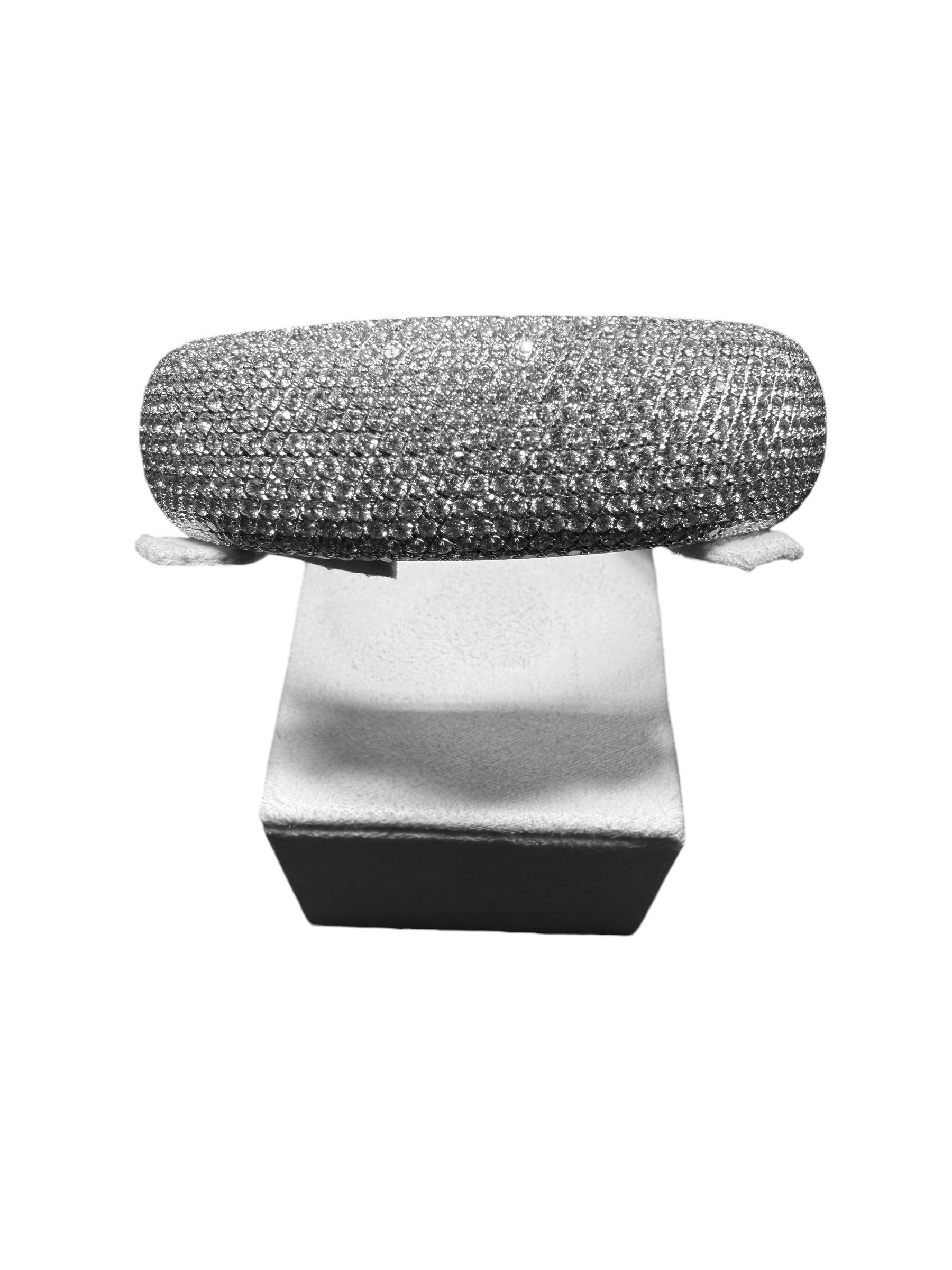 White Gold Bangle Bracelet with 16.18ct Natural Diamonds In New Condition For Sale In Esch sur Alzette, Esch-sur-Alzette