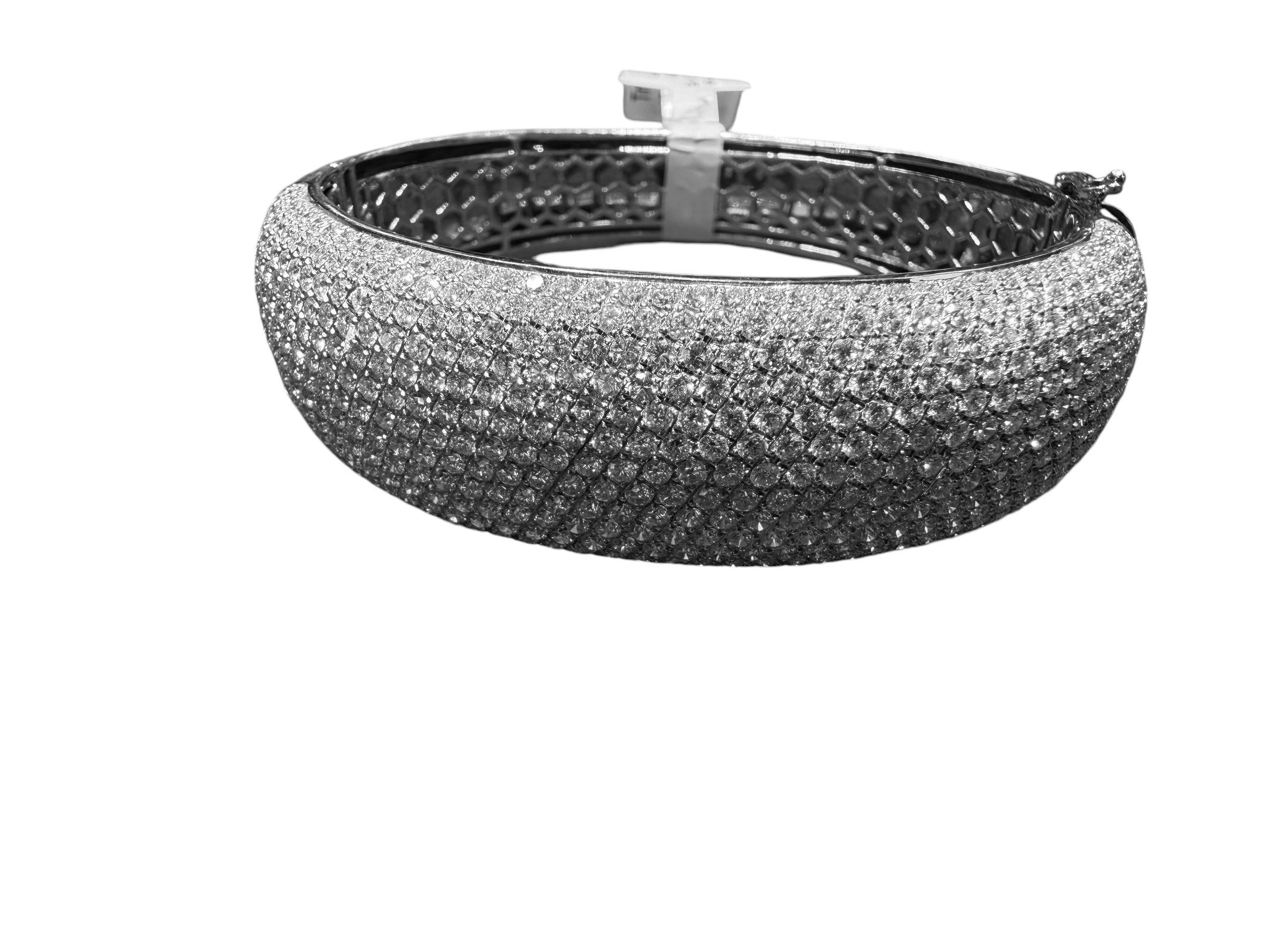 White Gold Bangle Bracelet with 16.18ct Natural Diamonds For Sale 1
