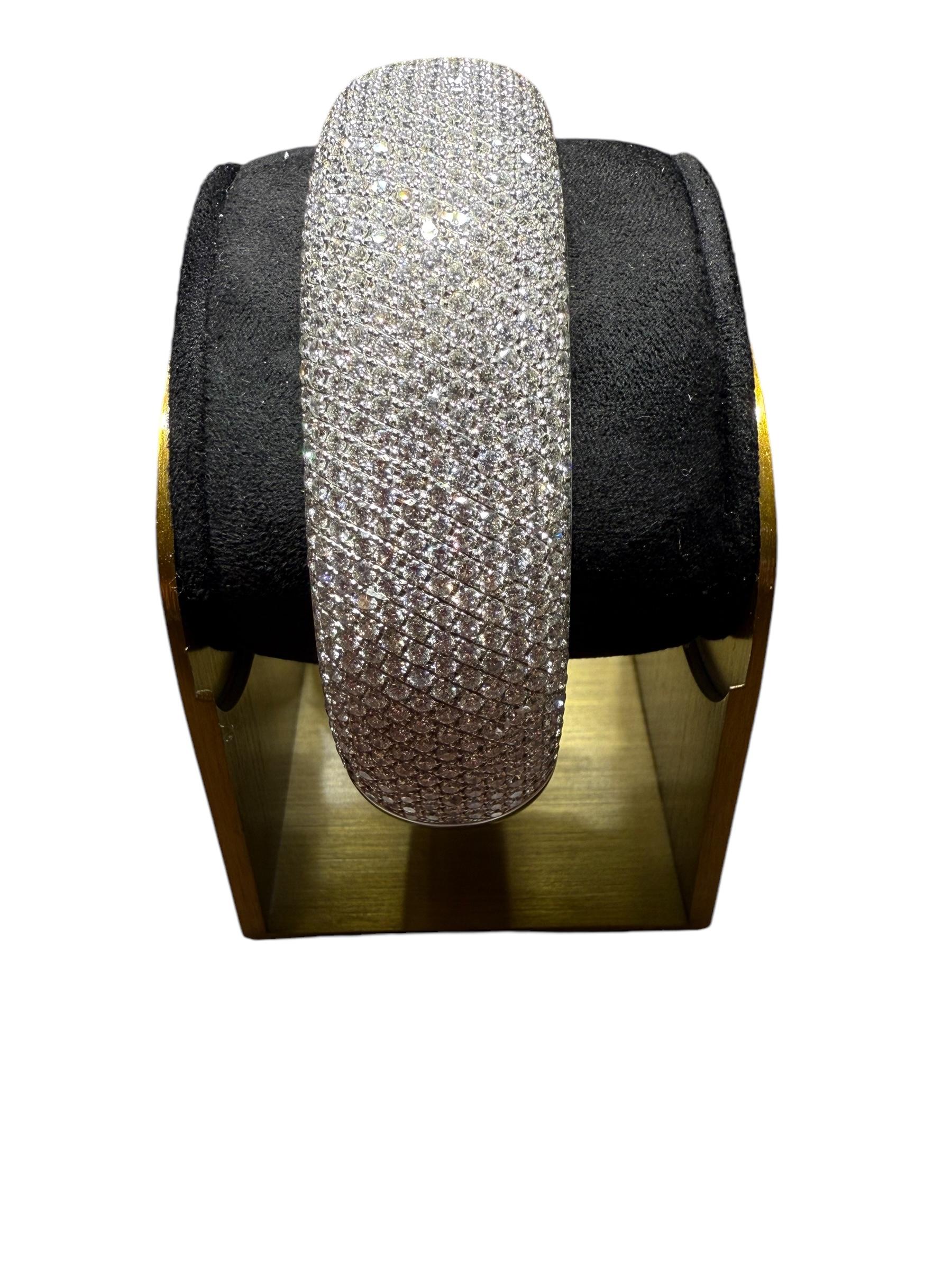 White Gold Bangle Bracelet with 16.18ct Natural Diamonds For Sale 3