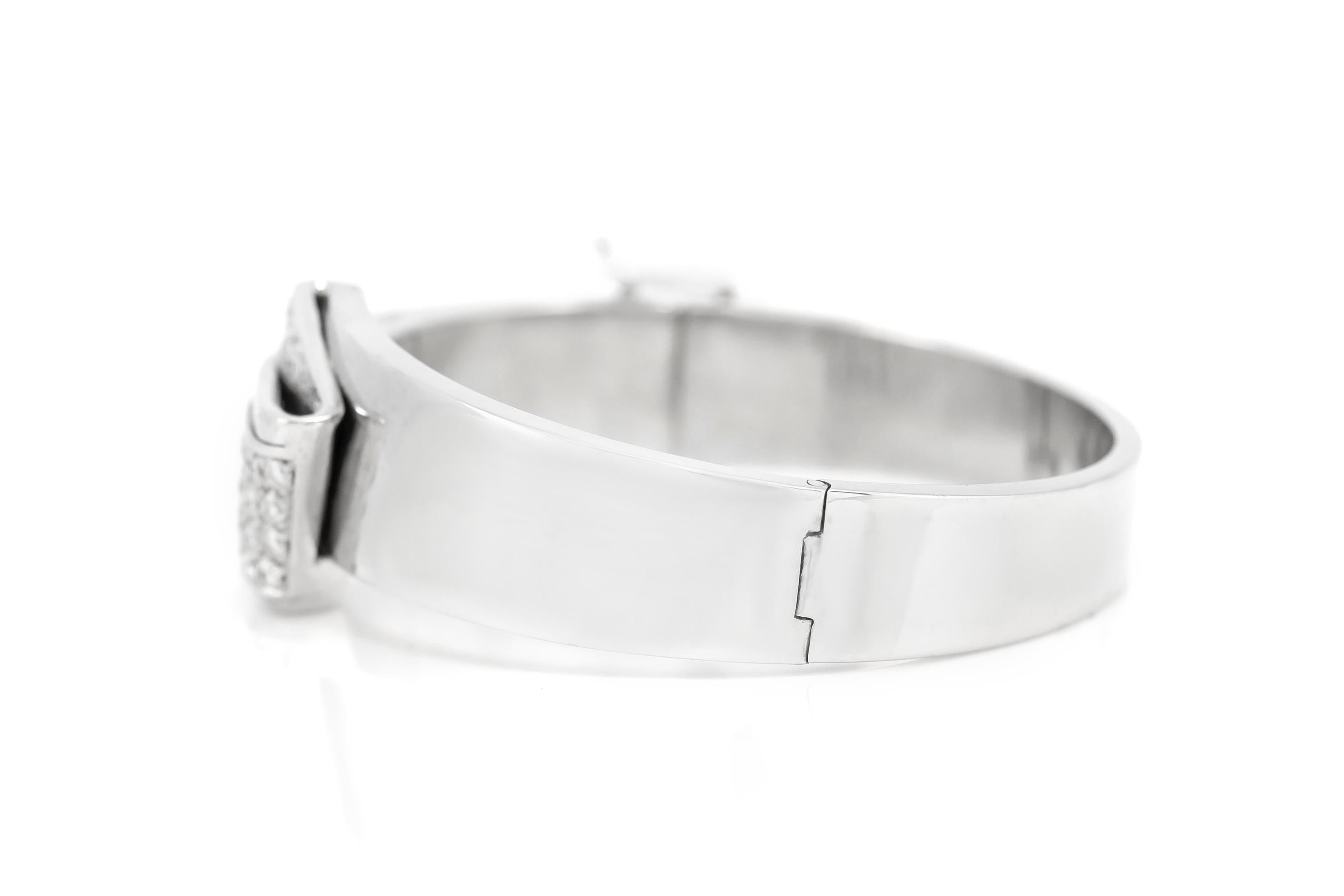 Fein gearbeitet in 18 Karat Weißgold mit runden Diamanten im Brillantschliff mit einem Gesamtgewicht von etwa 2,00 Karat.
Größe 6 5/8
Scharnierverschluss