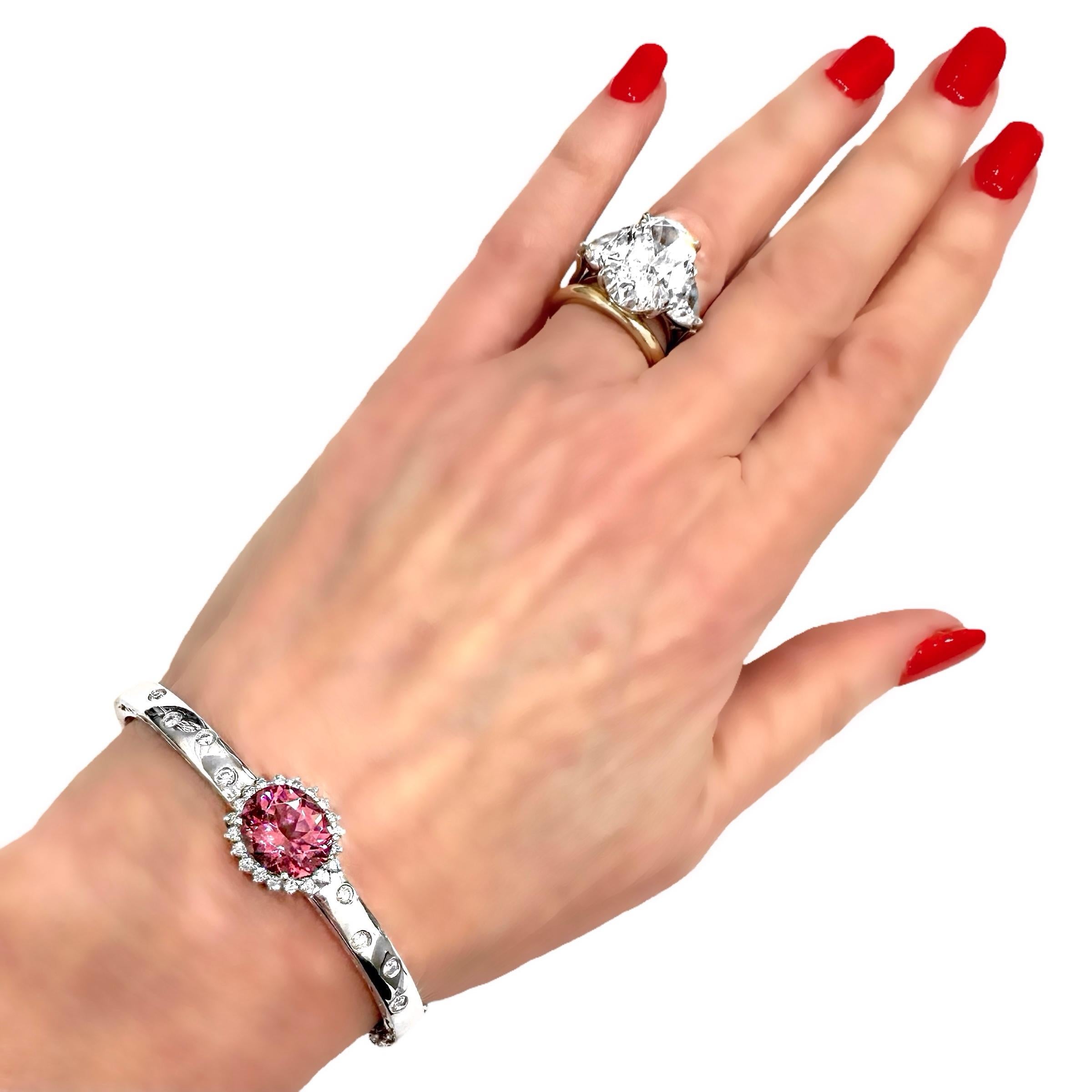 Bracelet jonc en or blanc avec tourmaline rose ovale de 4,27 carats et halo de diamants en vente 5