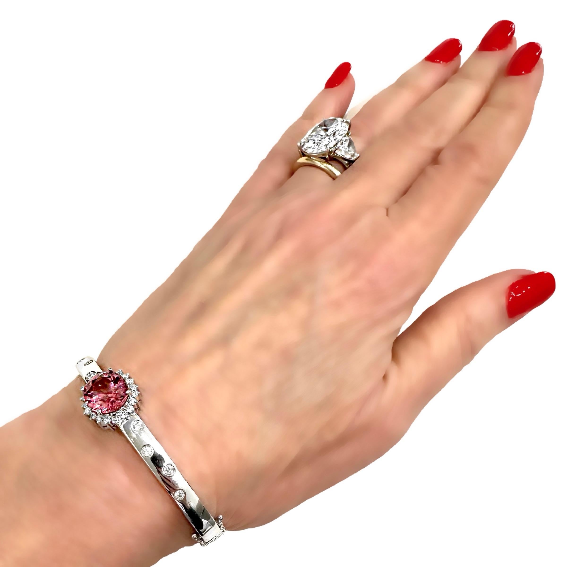 Bracelet jonc en or blanc avec tourmaline rose ovale de 4,27 carats et halo de diamants en vente 6