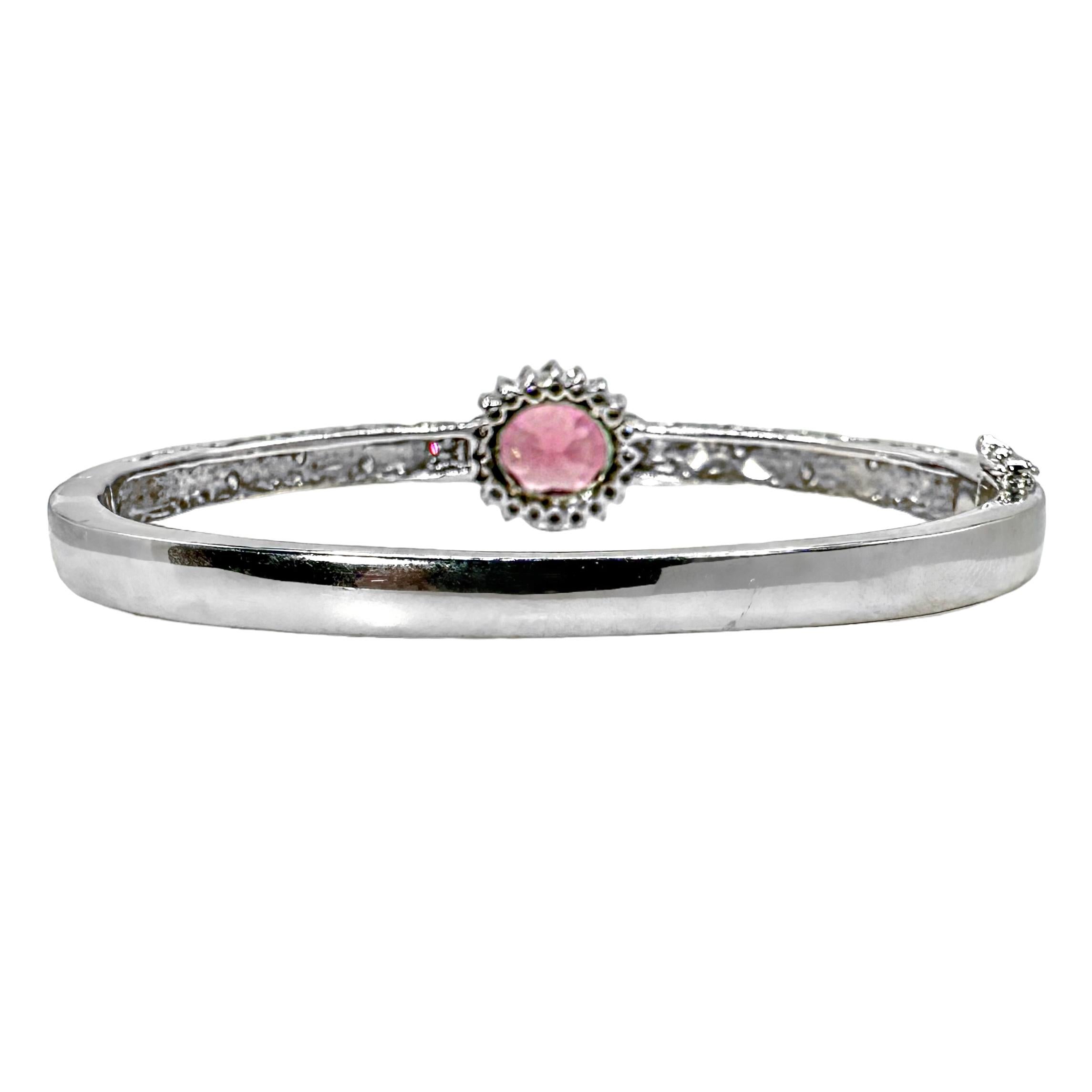 Bracelet jonc en or blanc avec tourmaline rose ovale de 4,27 carats et halo de diamants Bon état - En vente à Palm Beach, FL