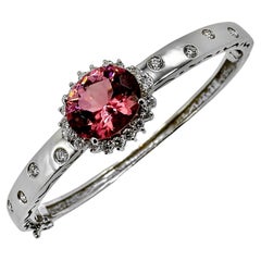 Bracelet jonc en or blanc avec tourmaline rose ovale de 4,27 carats et halo de diamants