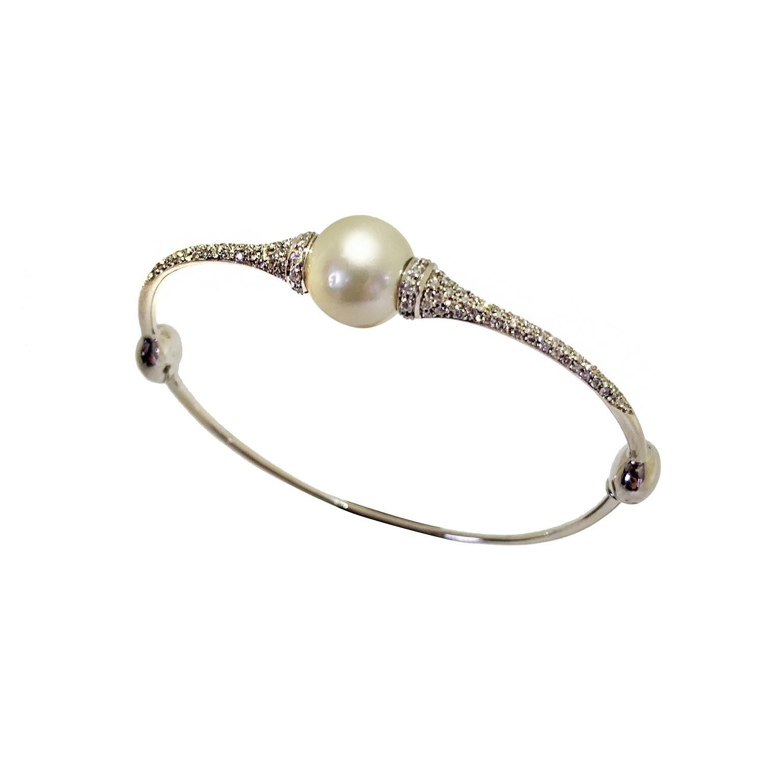 Sophisticated white gold bangle whit an nice Australian white pearl
total weight of the gold gr
total weight of the diamonds ct 0.56
stamp 750